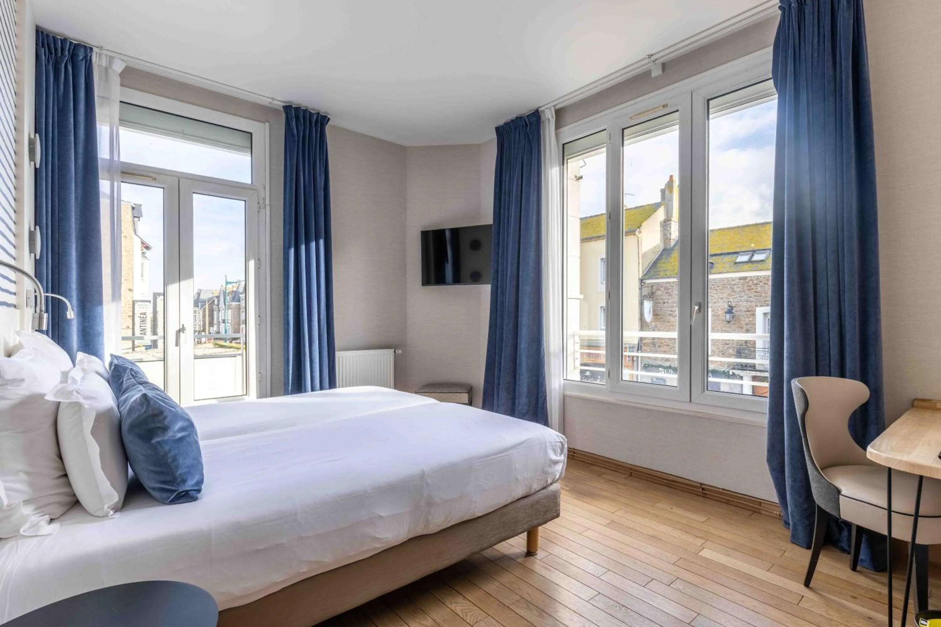 Photo of the whole room, Bed in Hotel Kyriad Saint Malo Centre Plage