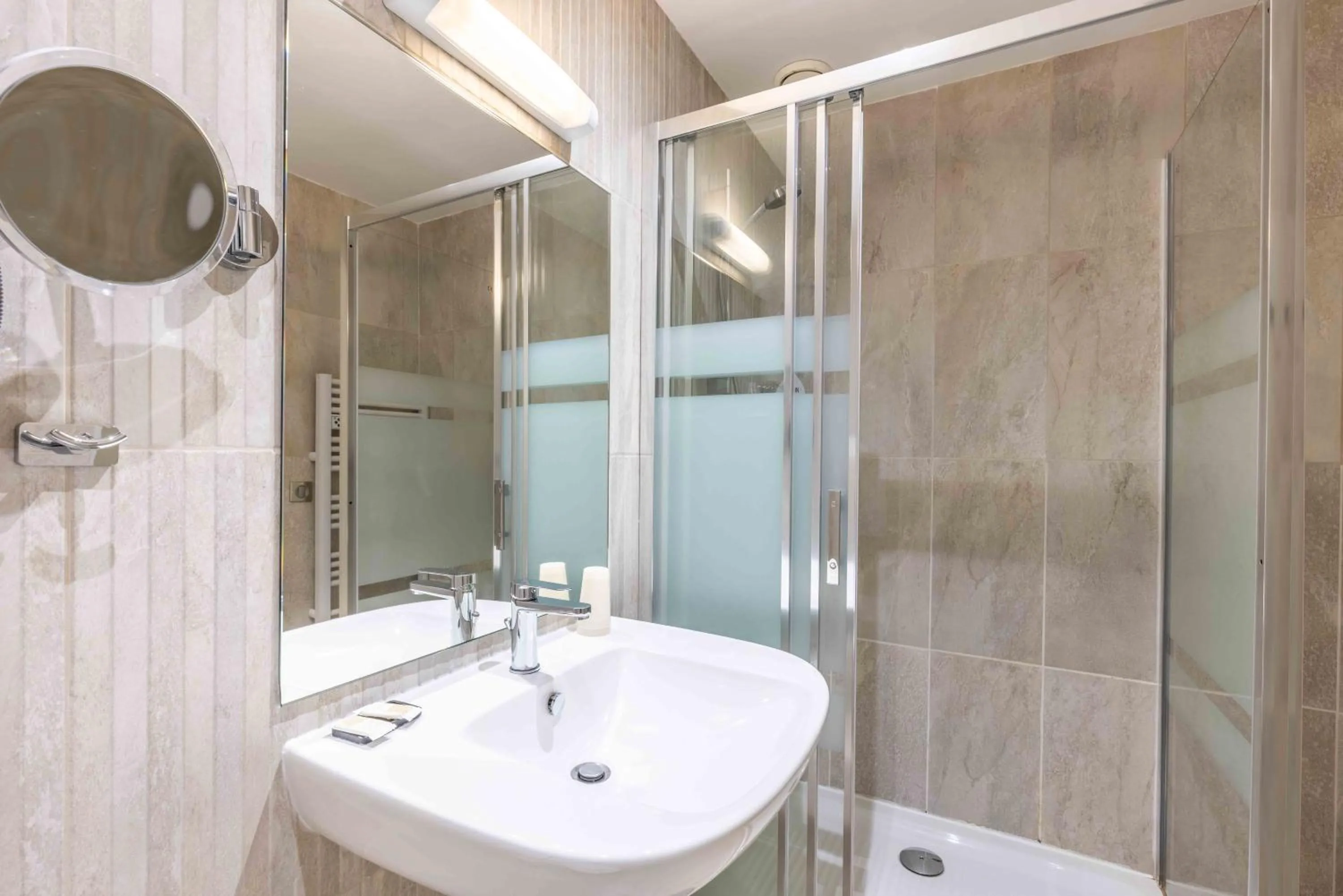 Bathroom in Hotel Kyriad Saint Malo Centre Plage