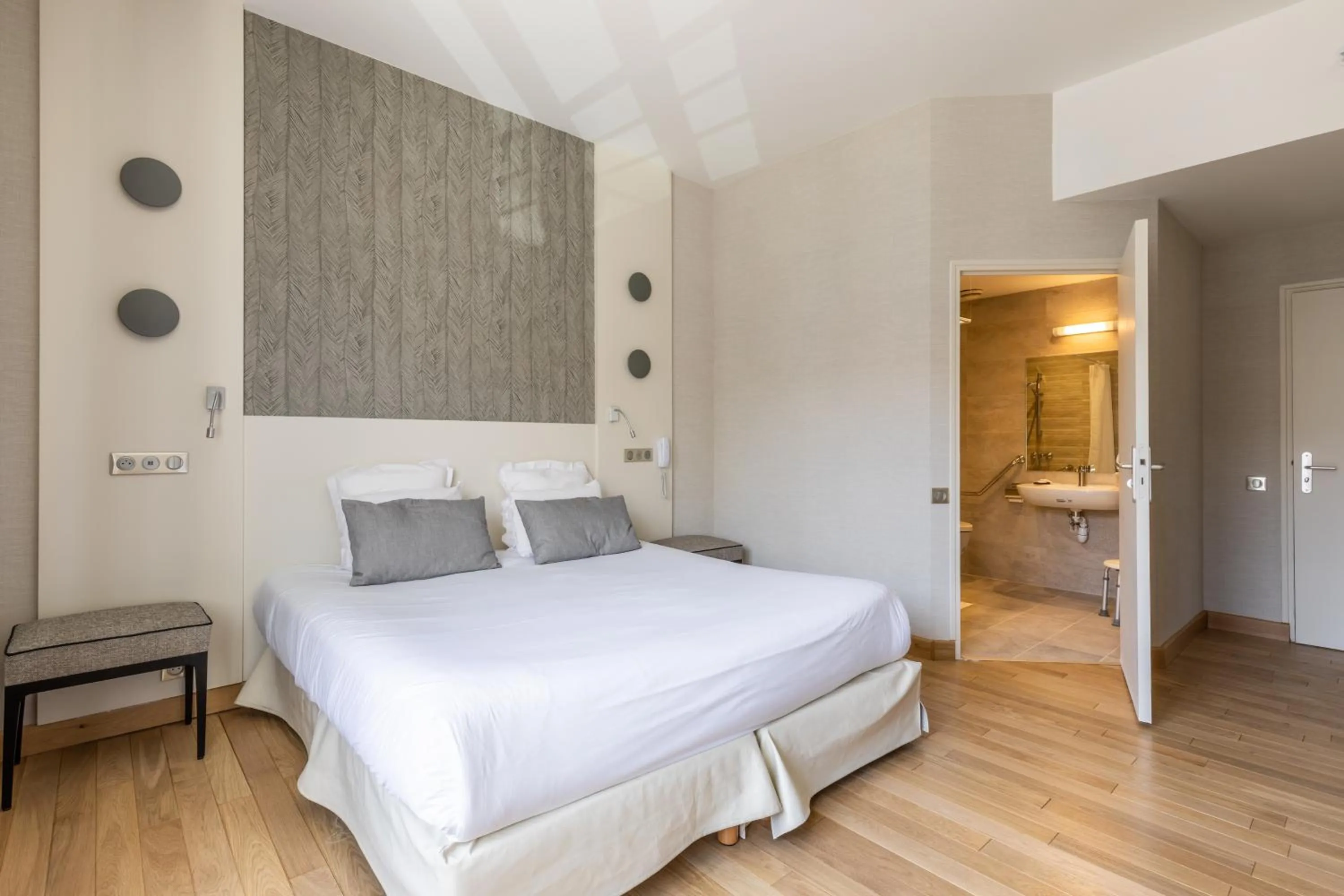 Photo of the whole room, Bed in Hotel Kyriad Saint Malo Centre Plage