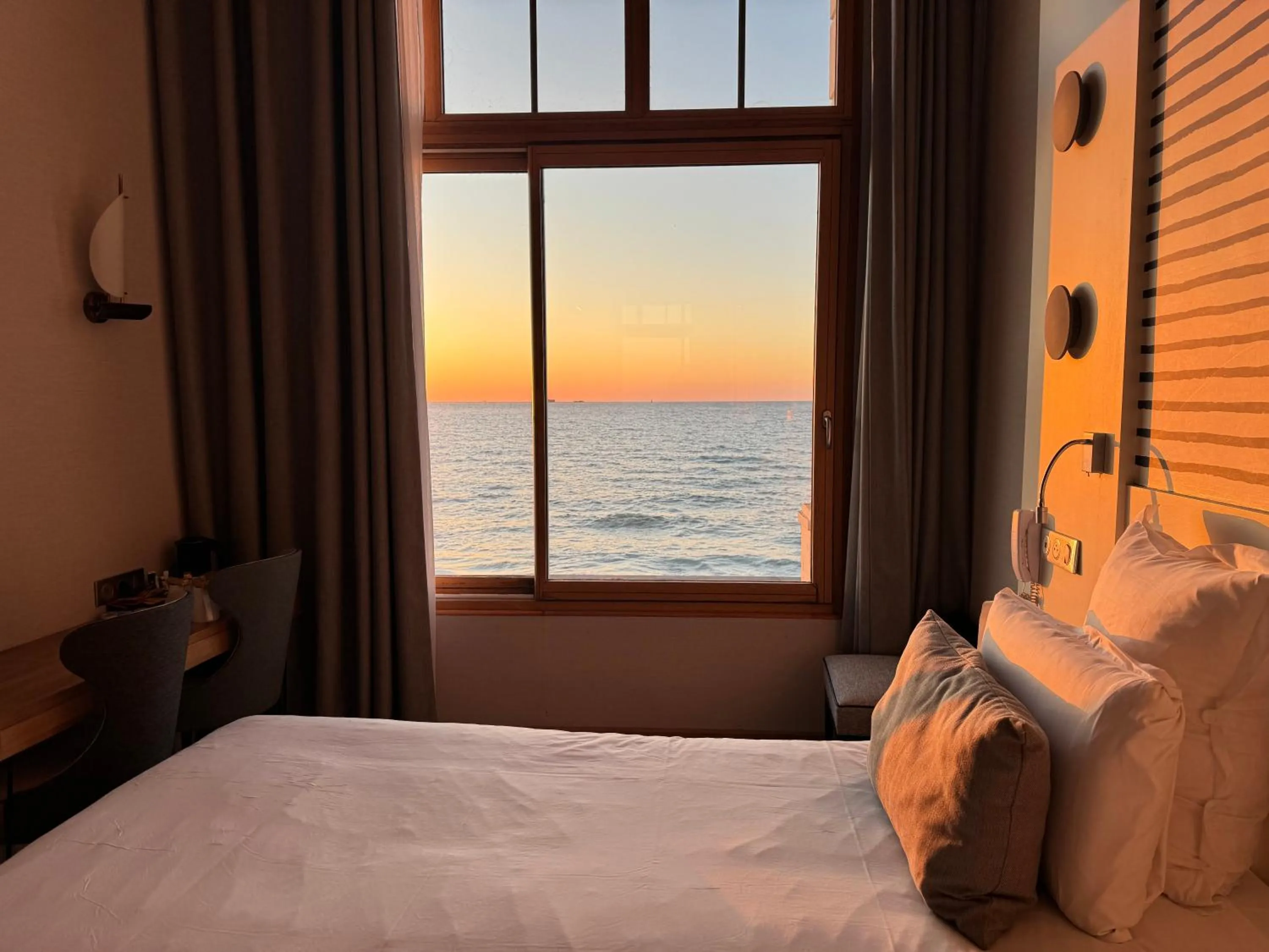 Bedroom, Bed in Hotel Kyriad Saint Malo Centre Plage
