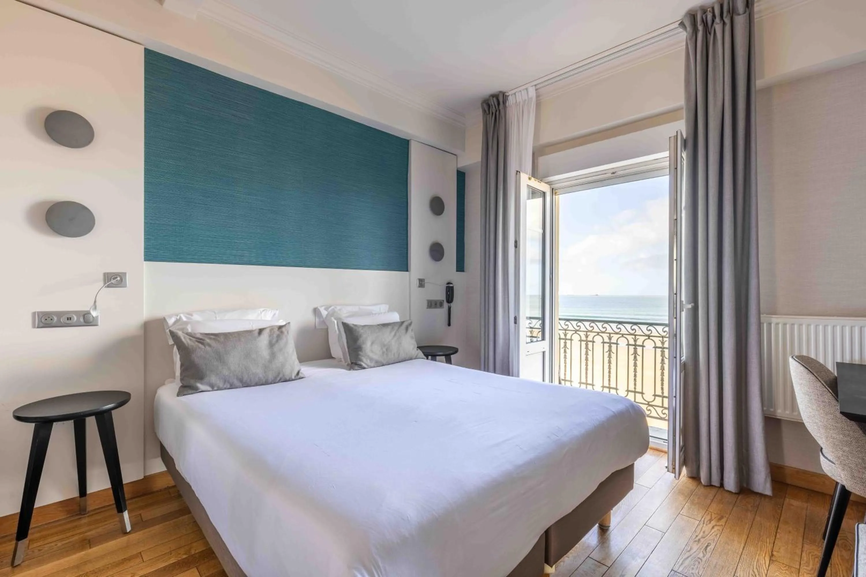 Photo of the whole room, Bed in Hotel Kyriad Saint Malo Centre Plage