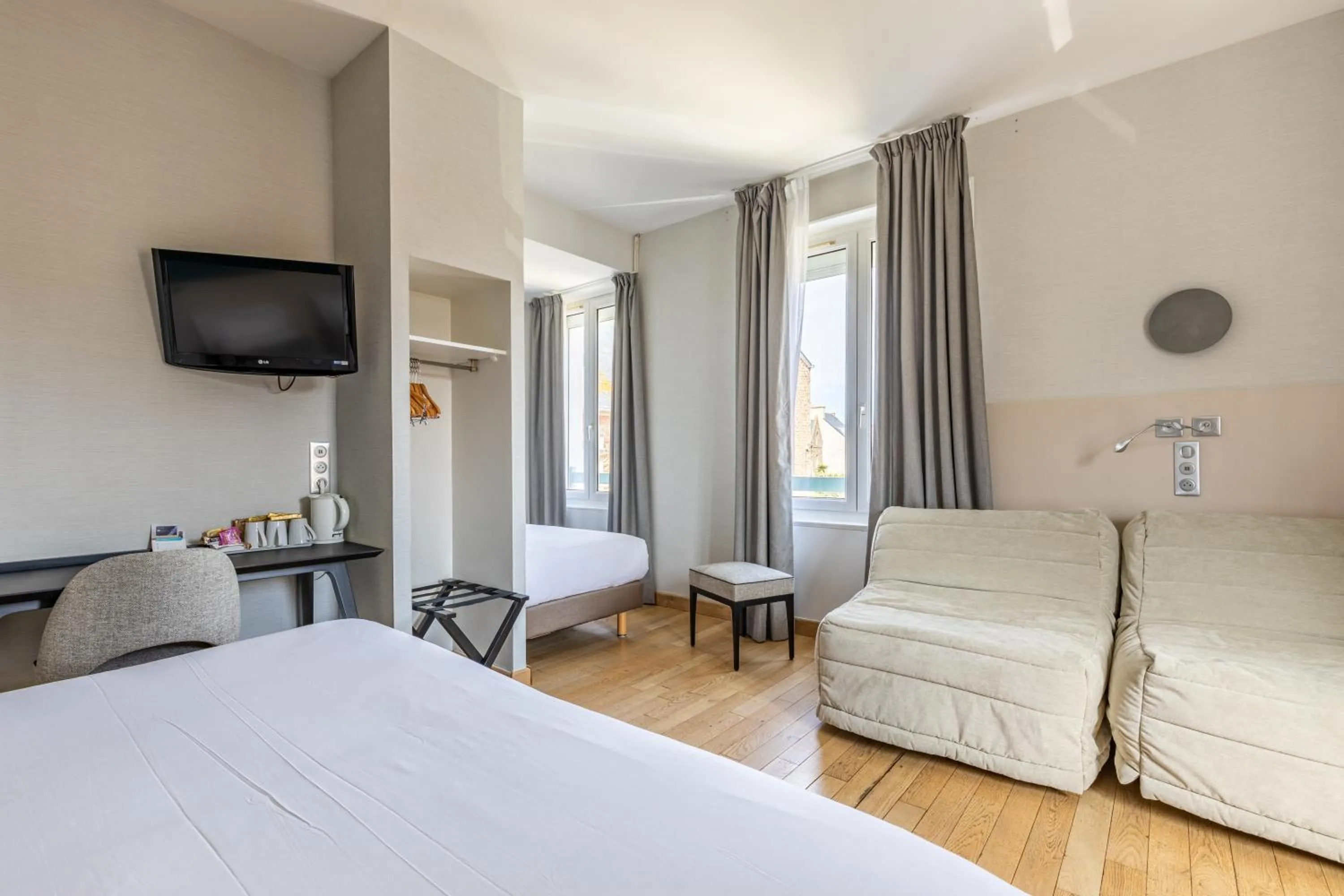 bunk bed, Bed in Hotel Kyriad Saint Malo Centre Plage