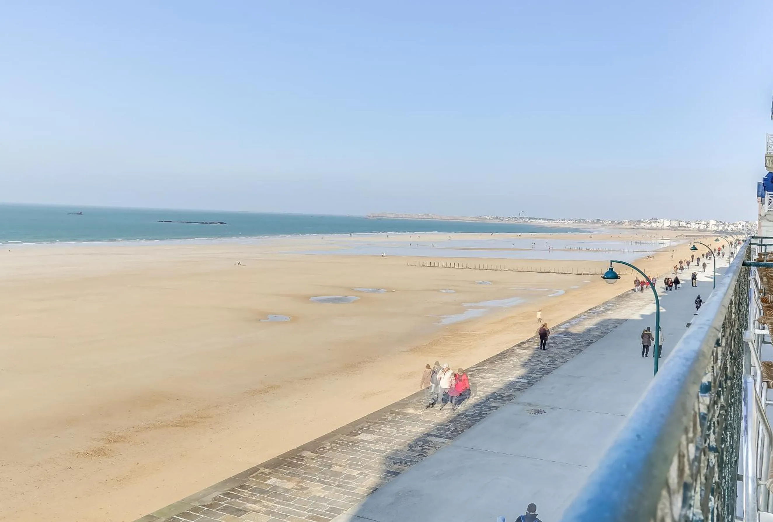 Photo of the whole room in Hotel Kyriad Saint Malo Centre Plage
