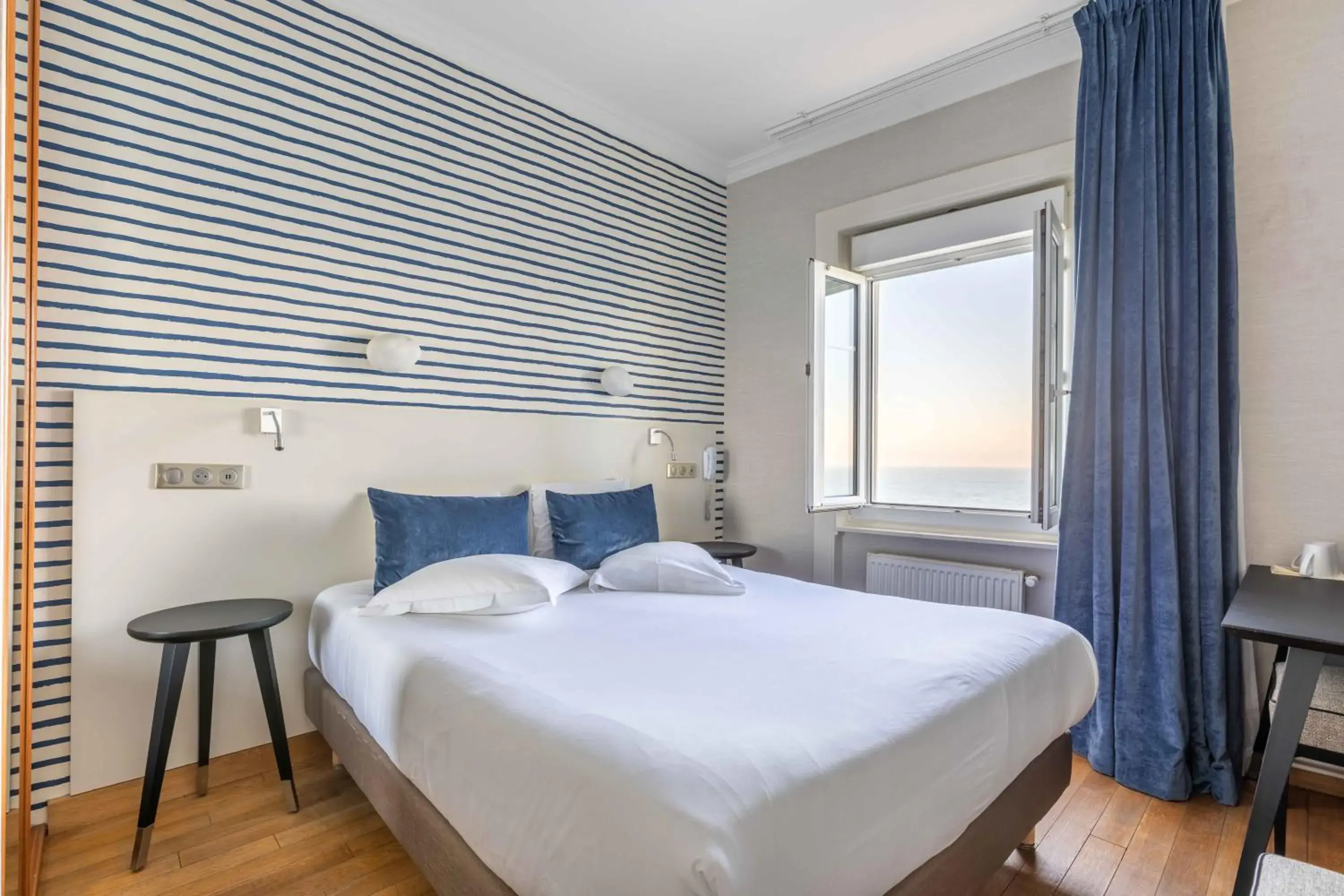Double or Twin Room with Sea View in Hotel Kyriad Saint Malo Centre Plage Double or Twin Room with Sea View in Hotel Kyriad Saint Malo Centre Plage