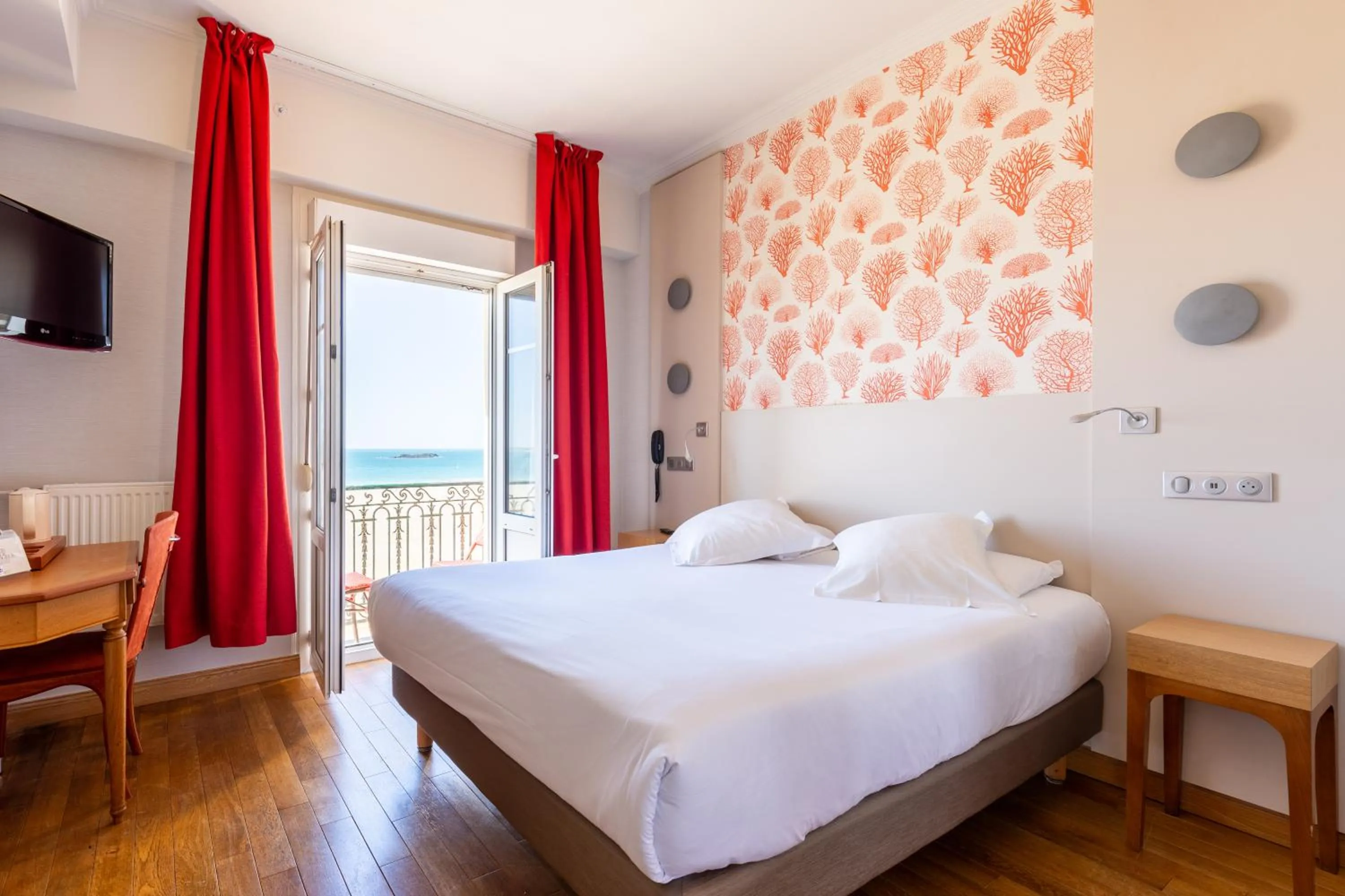 Bed in Hotel Kyriad Saint Malo Centre Plage