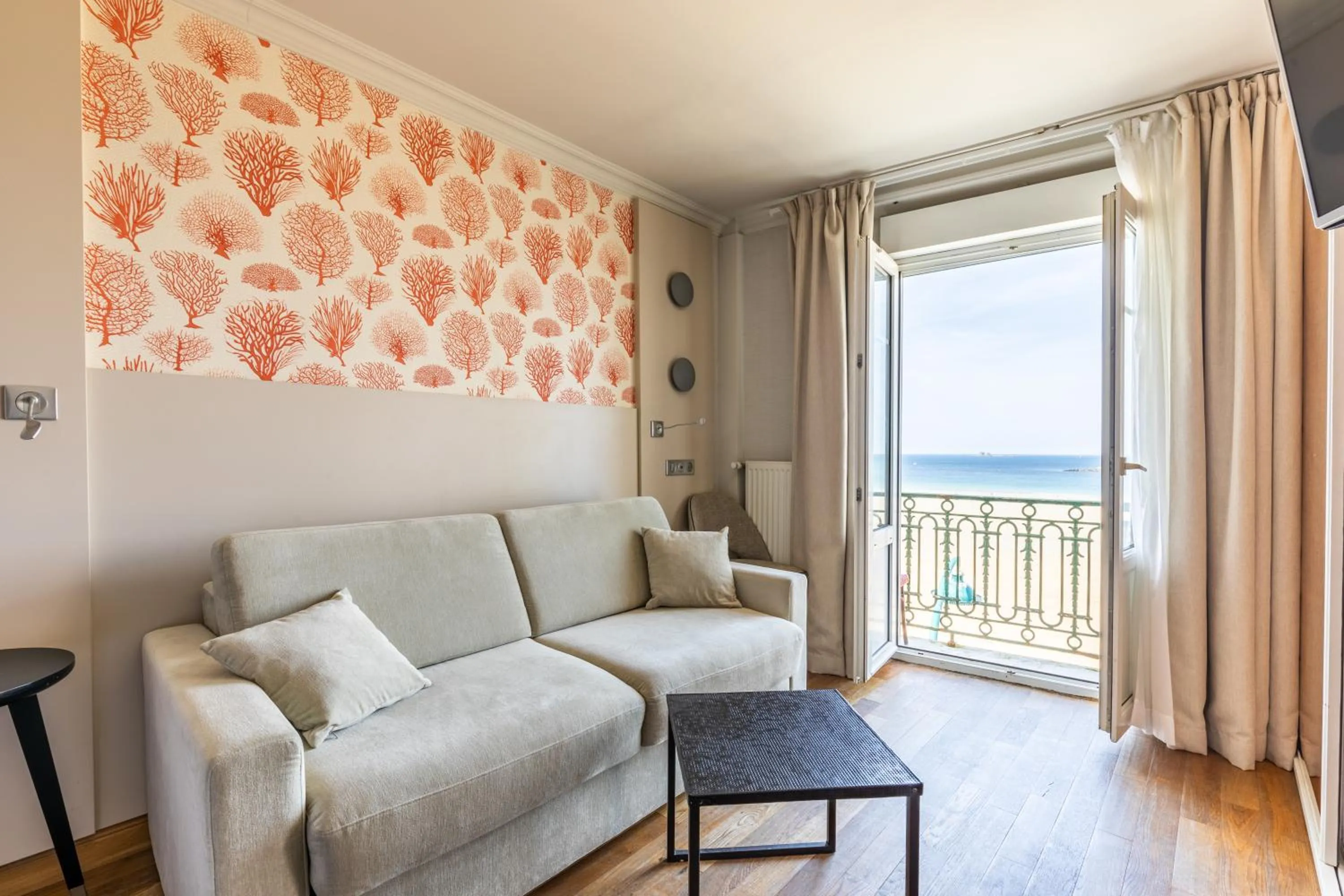 Photo of the whole room in Hotel Kyriad Saint Malo Centre Plage