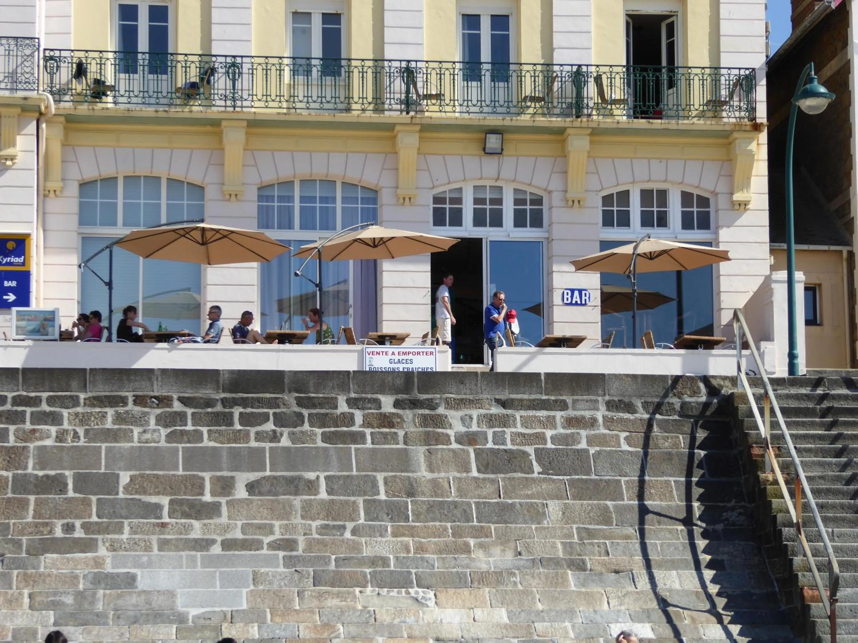 Property building in Hotel Kyriad Saint Malo Centre Plage