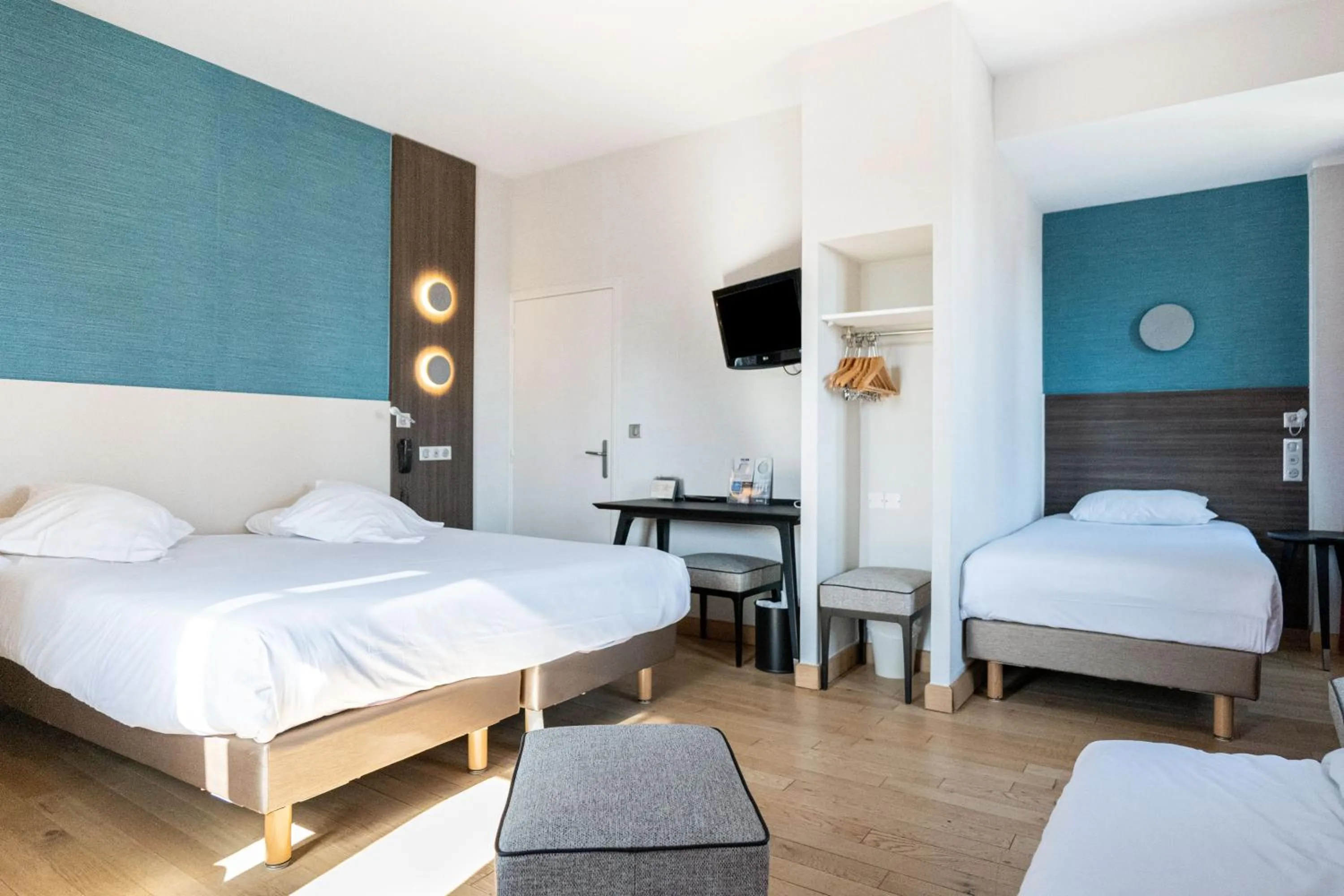 Bed in Hotel Kyriad Saint Malo Centre Plage