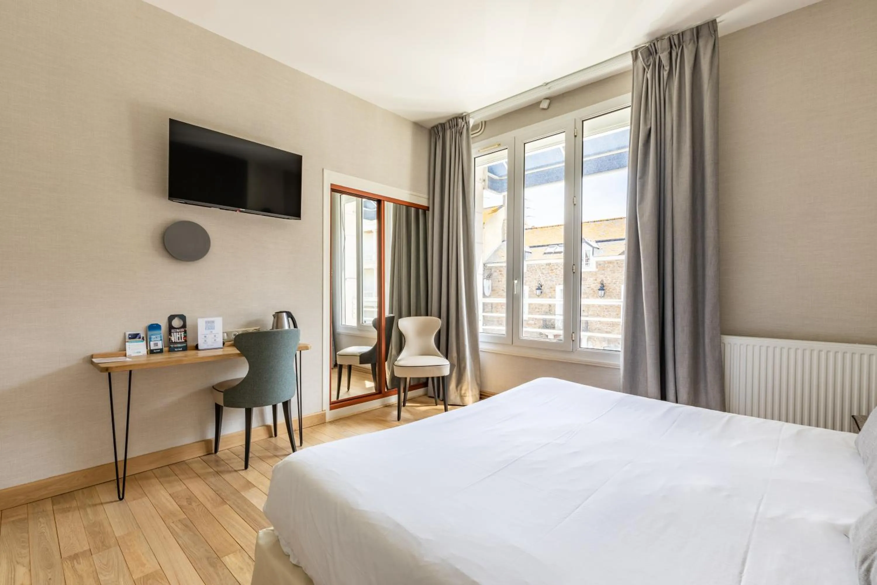 View (from property/room), Bed in Hotel Kyriad Saint Malo Centre Plage