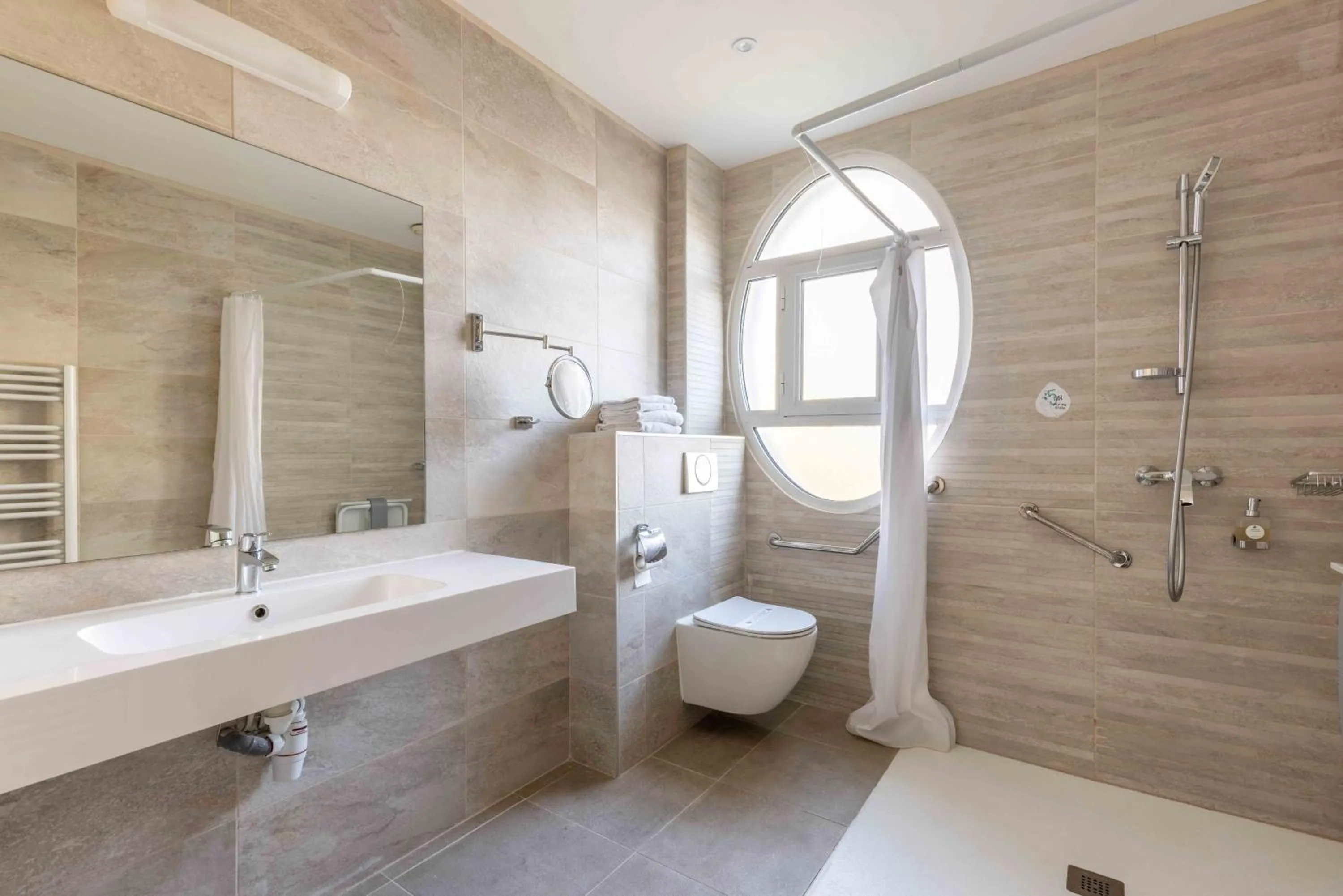 Photo of the whole room in Hotel Kyriad Saint Malo Centre Plage