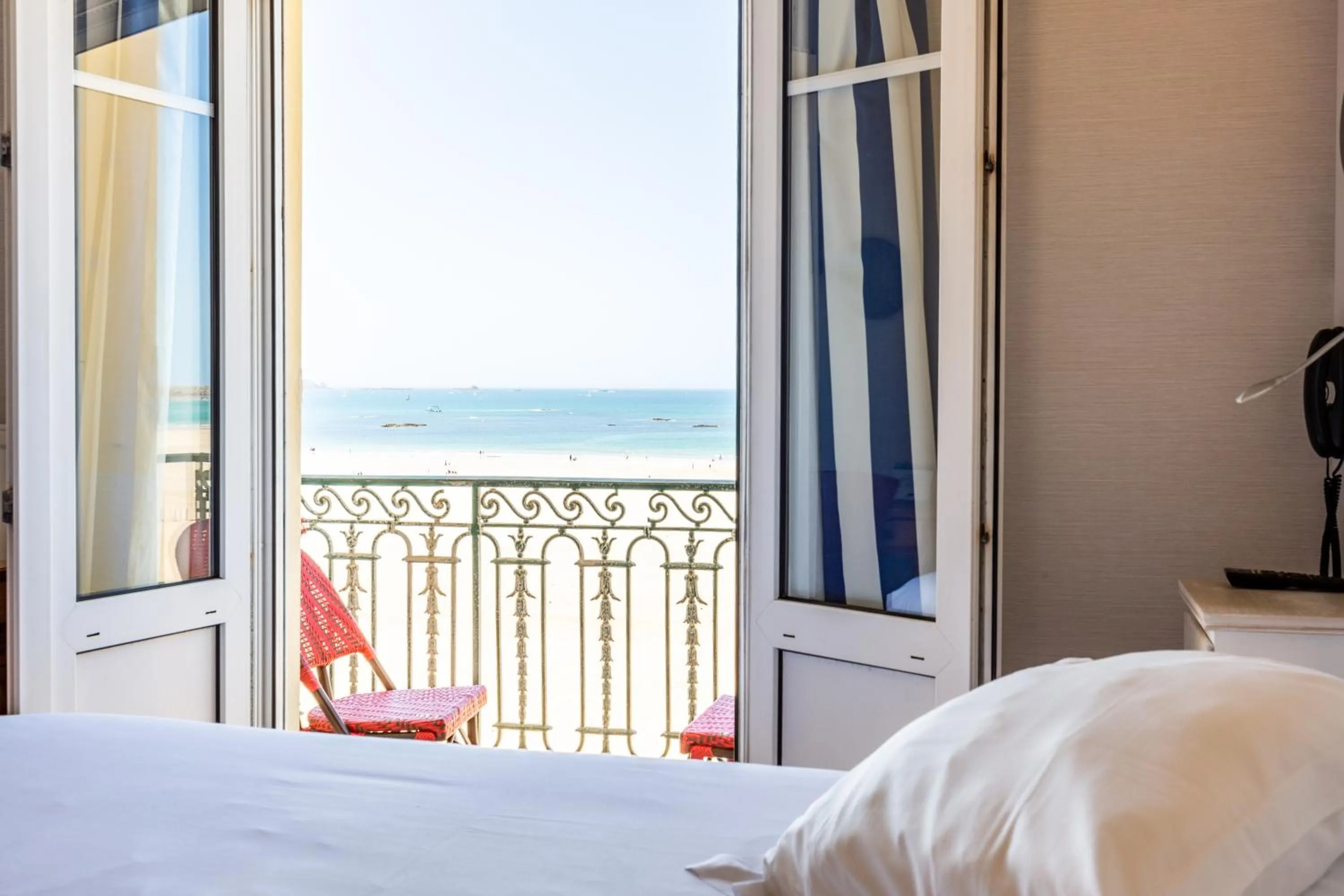 Photo of the whole room, Bed in Hotel Kyriad Saint Malo Centre Plage