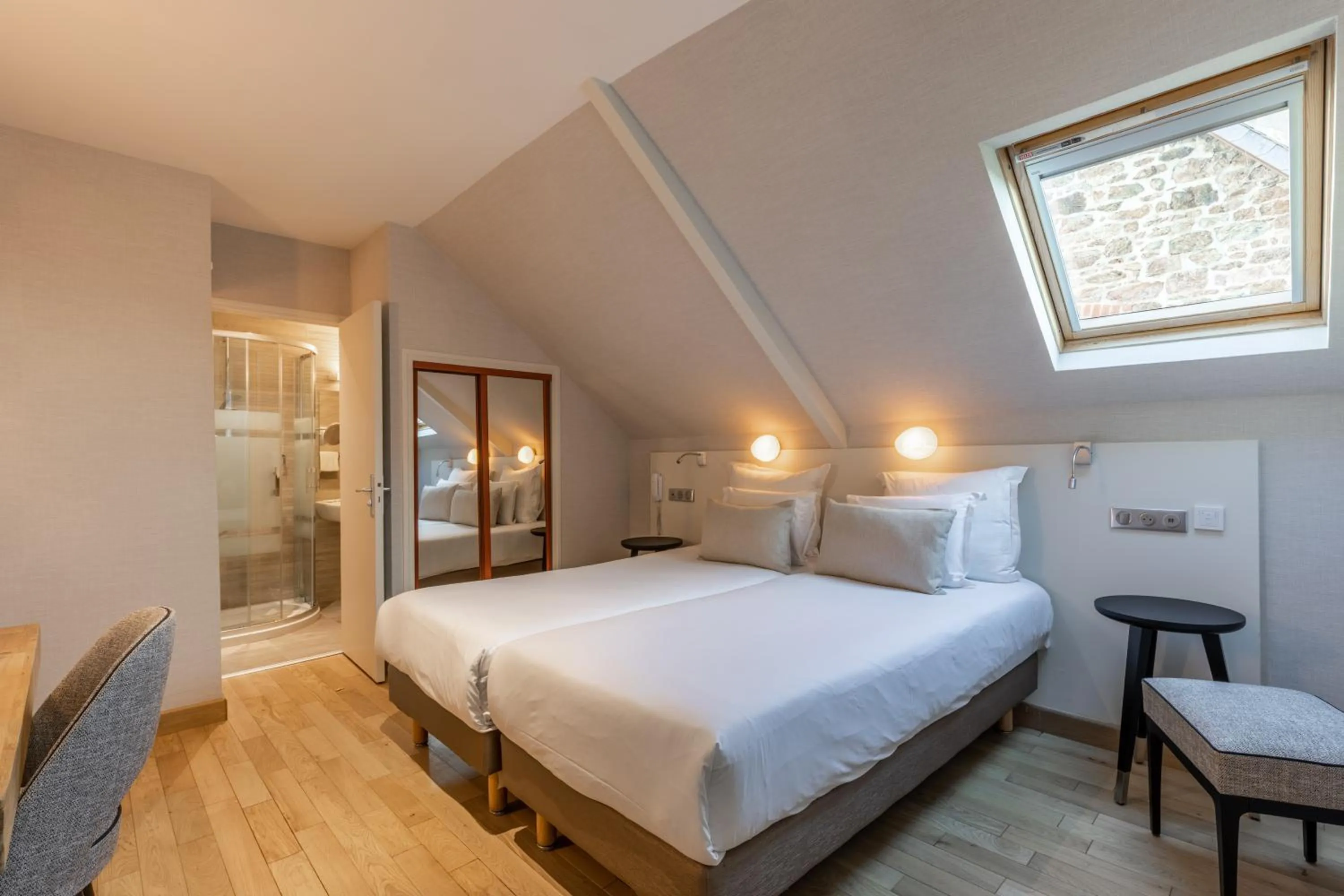 Bed in Hotel Kyriad Saint Malo Centre Plage