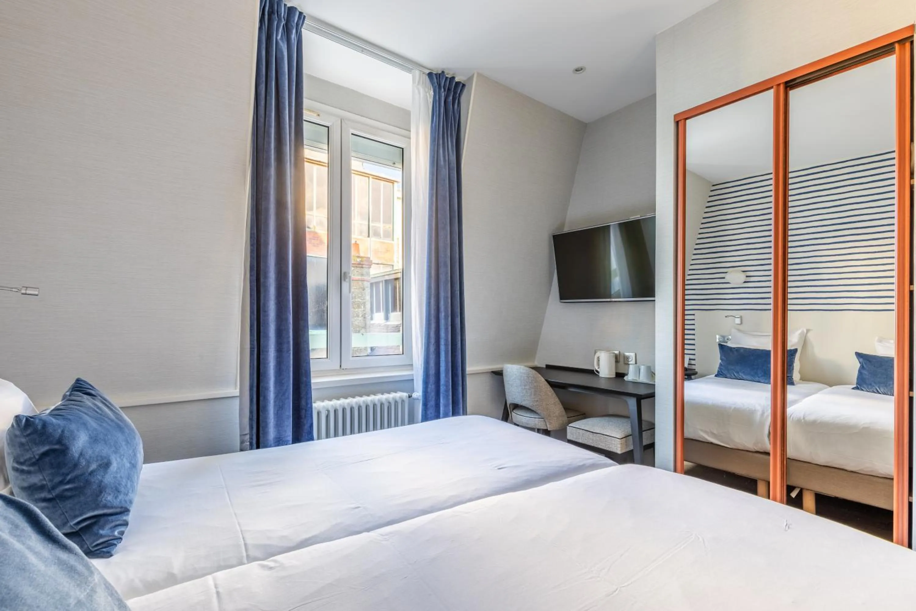 View (from property/room), Bed in Hotel Kyriad Saint Malo Centre Plage