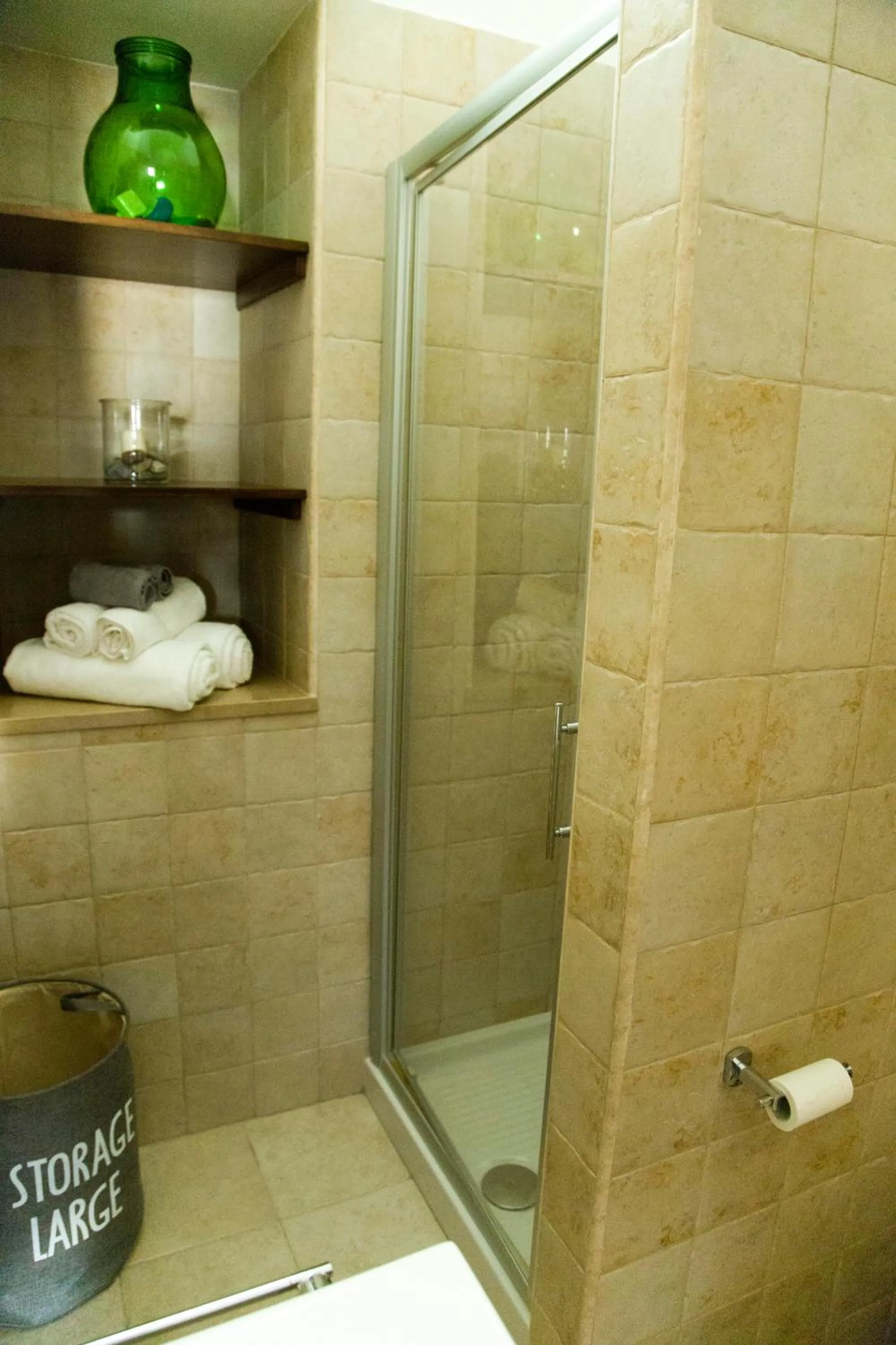 Shower in Acqua Cotta