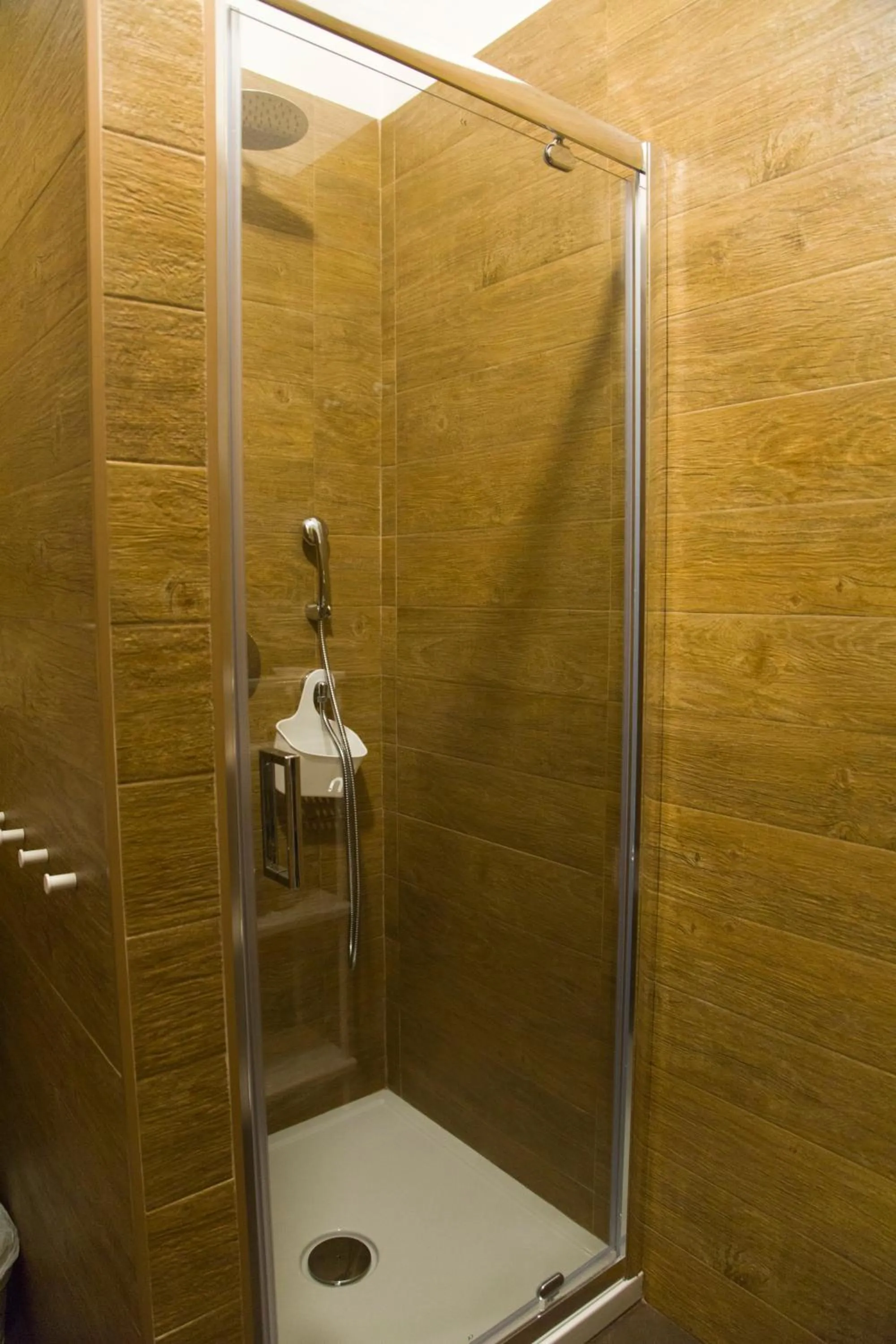 Shower in Acqua Cotta