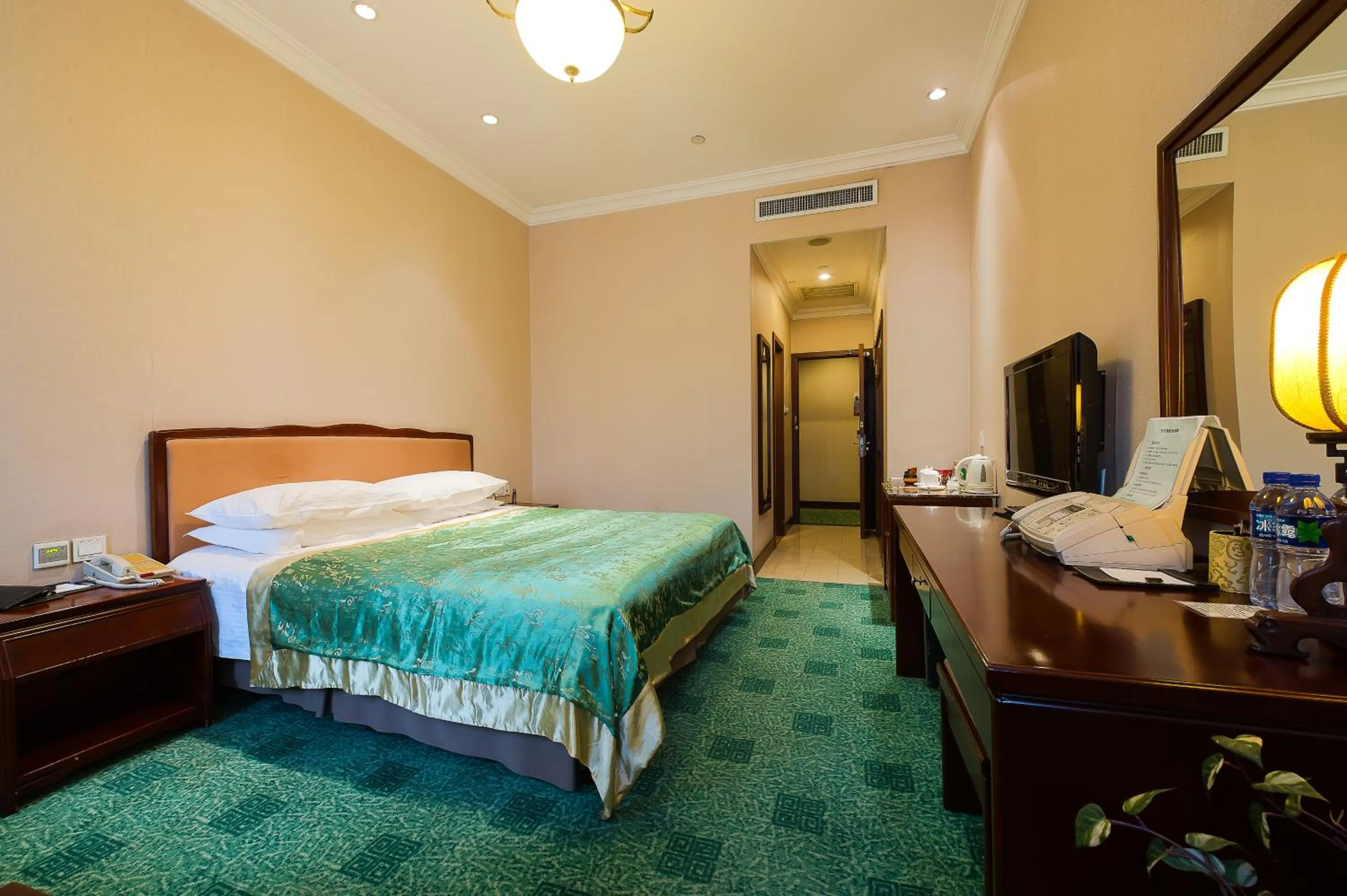 Photo of the whole room, Bed in Jade Garden Hotel