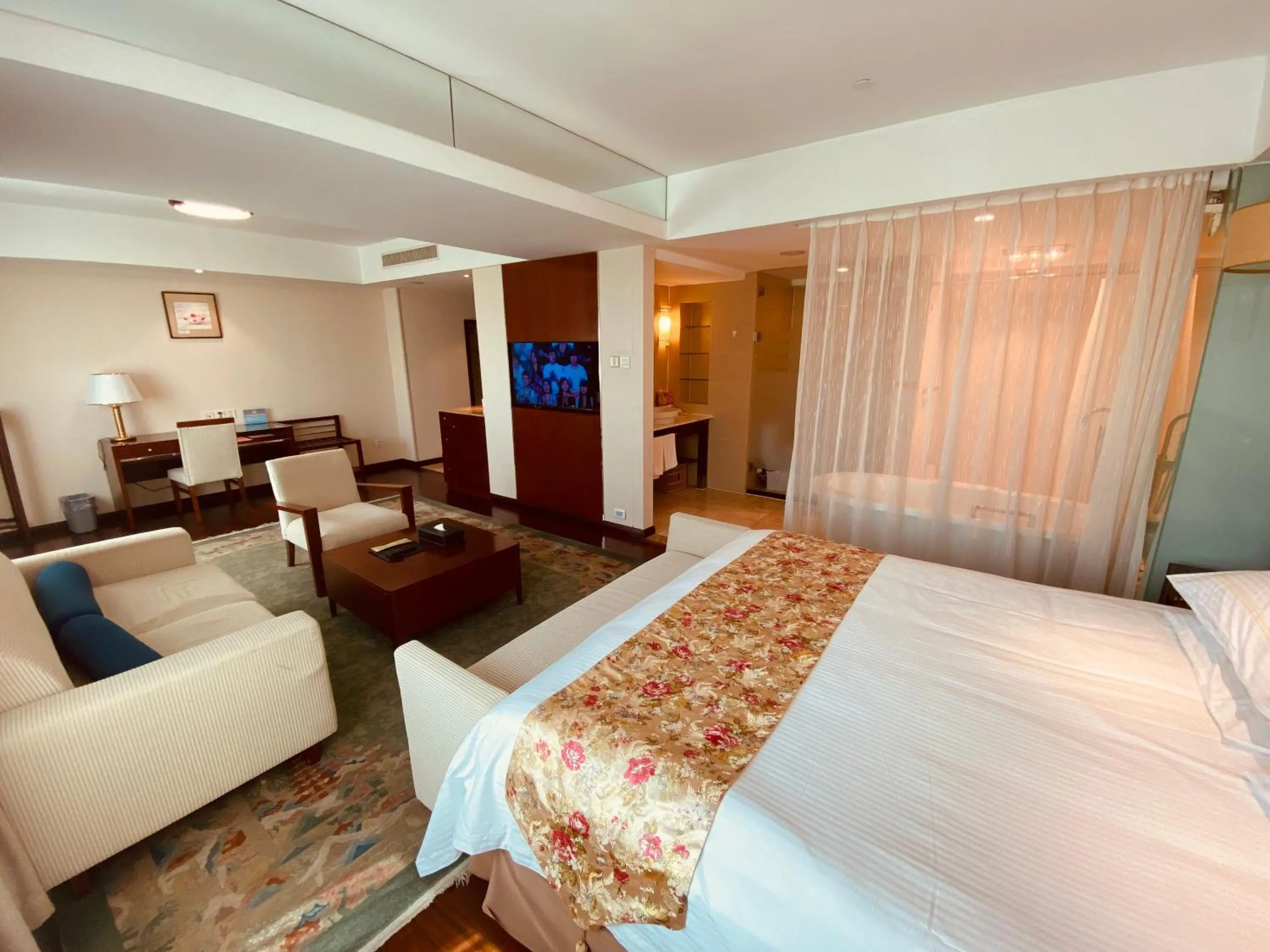 Photo of the whole room, Bed in Jade Garden Hotel