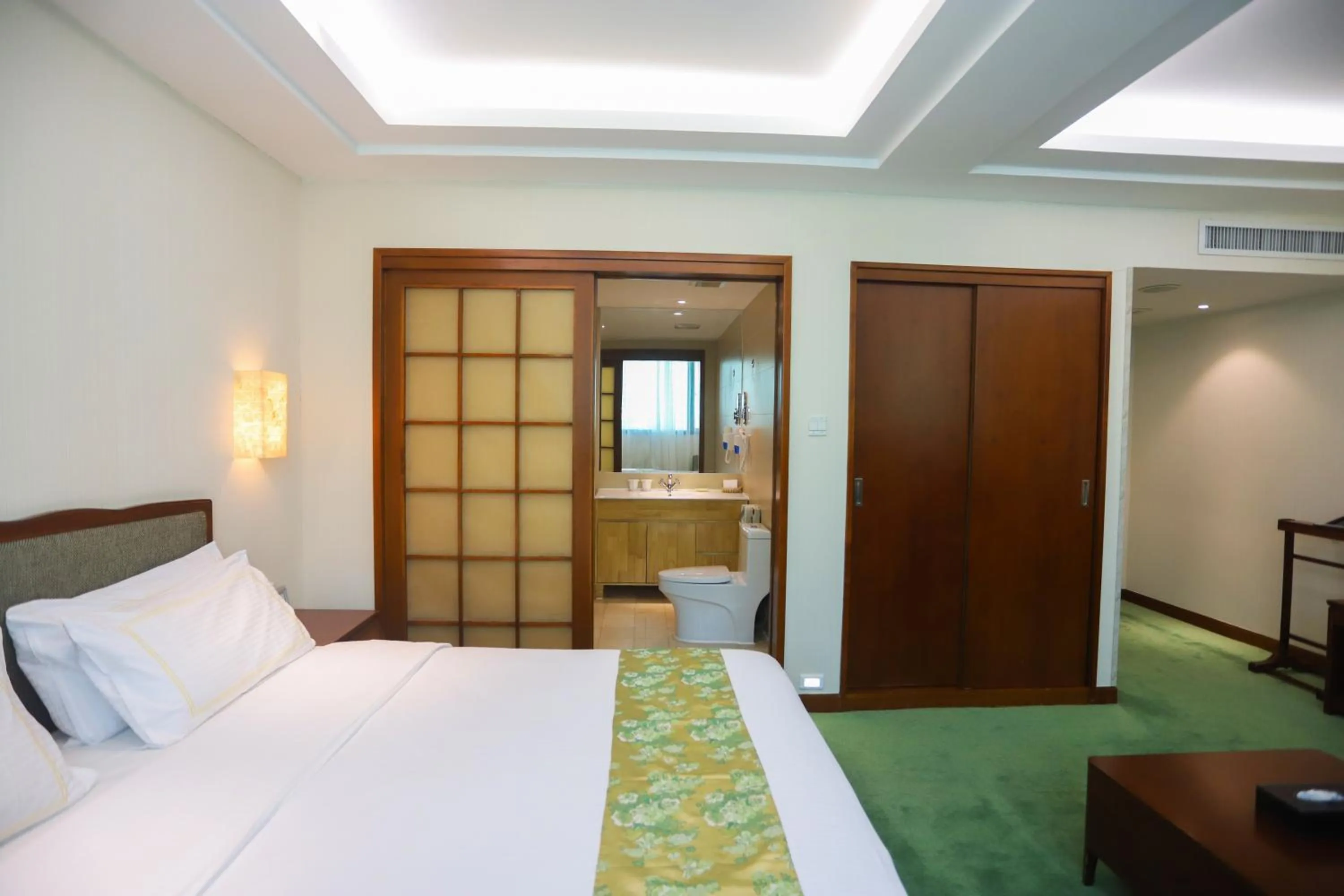 Photo of the whole room, Bed in Jade Garden Hotel