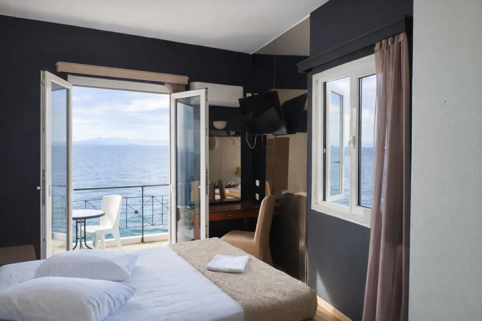 Sea view, Bed in Queens Leriotis Hotel