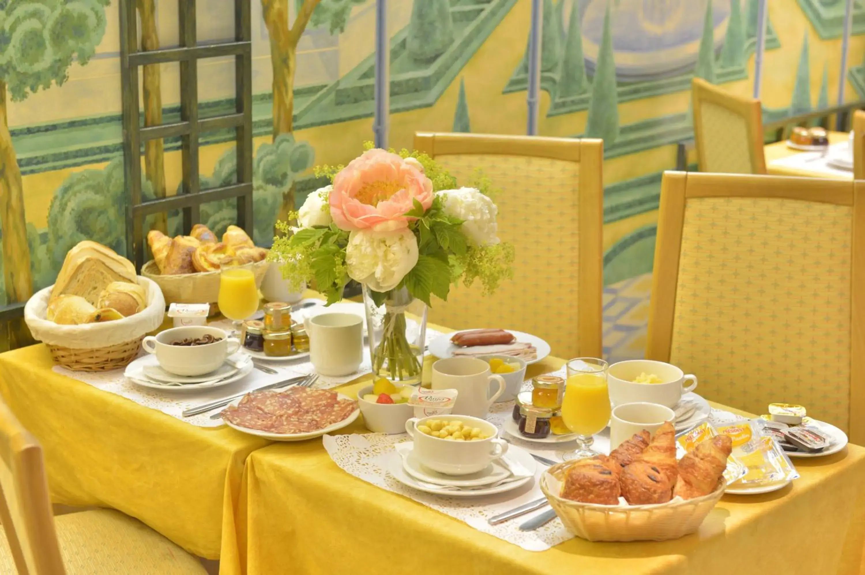 Restaurant/places to eat in Hôtel Renoir Montparnasse Restaurant/places to eat in Hôtel Renoir Montparnasse