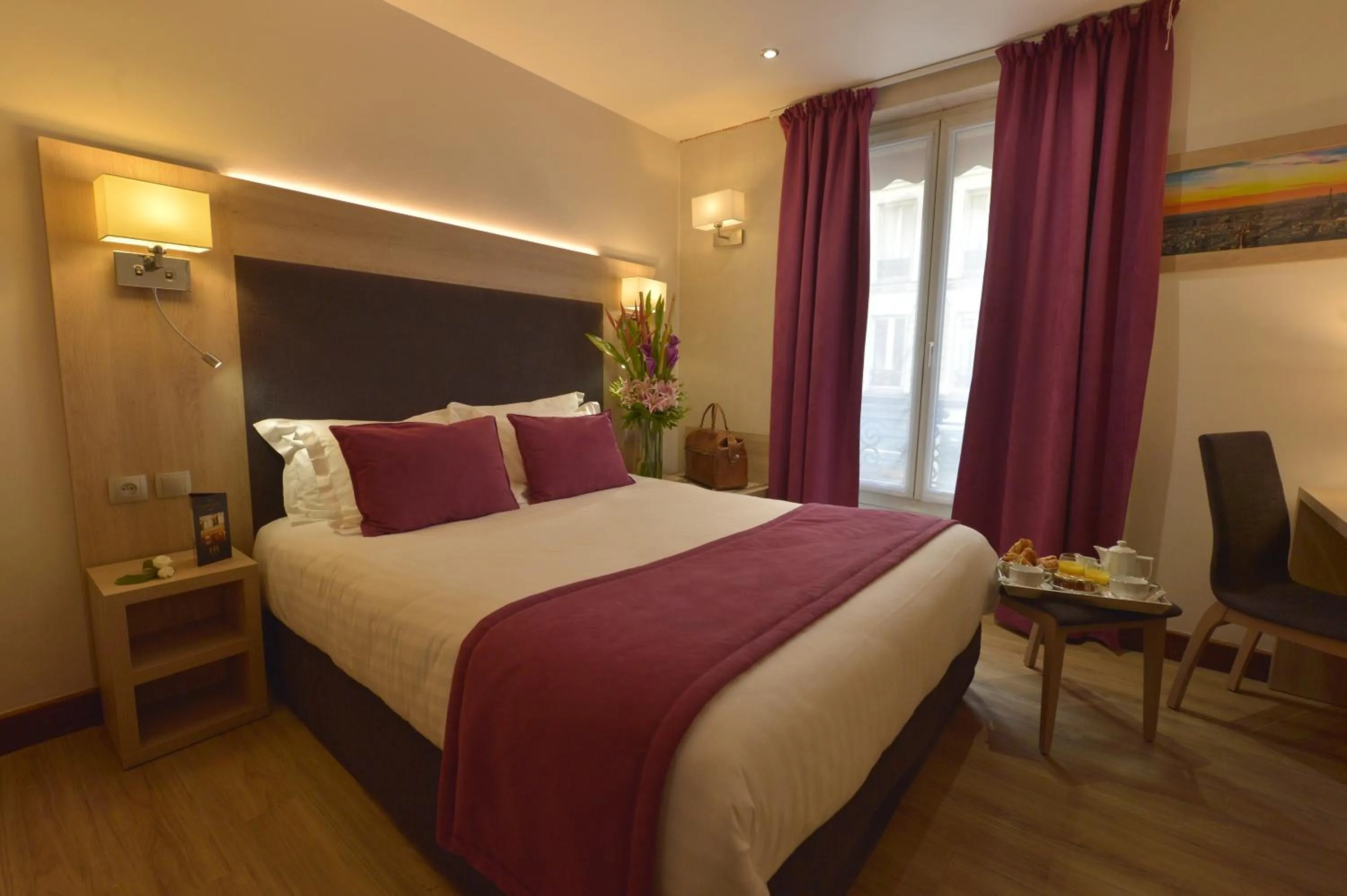 Bed in Hôtel Renoir Montparnasse