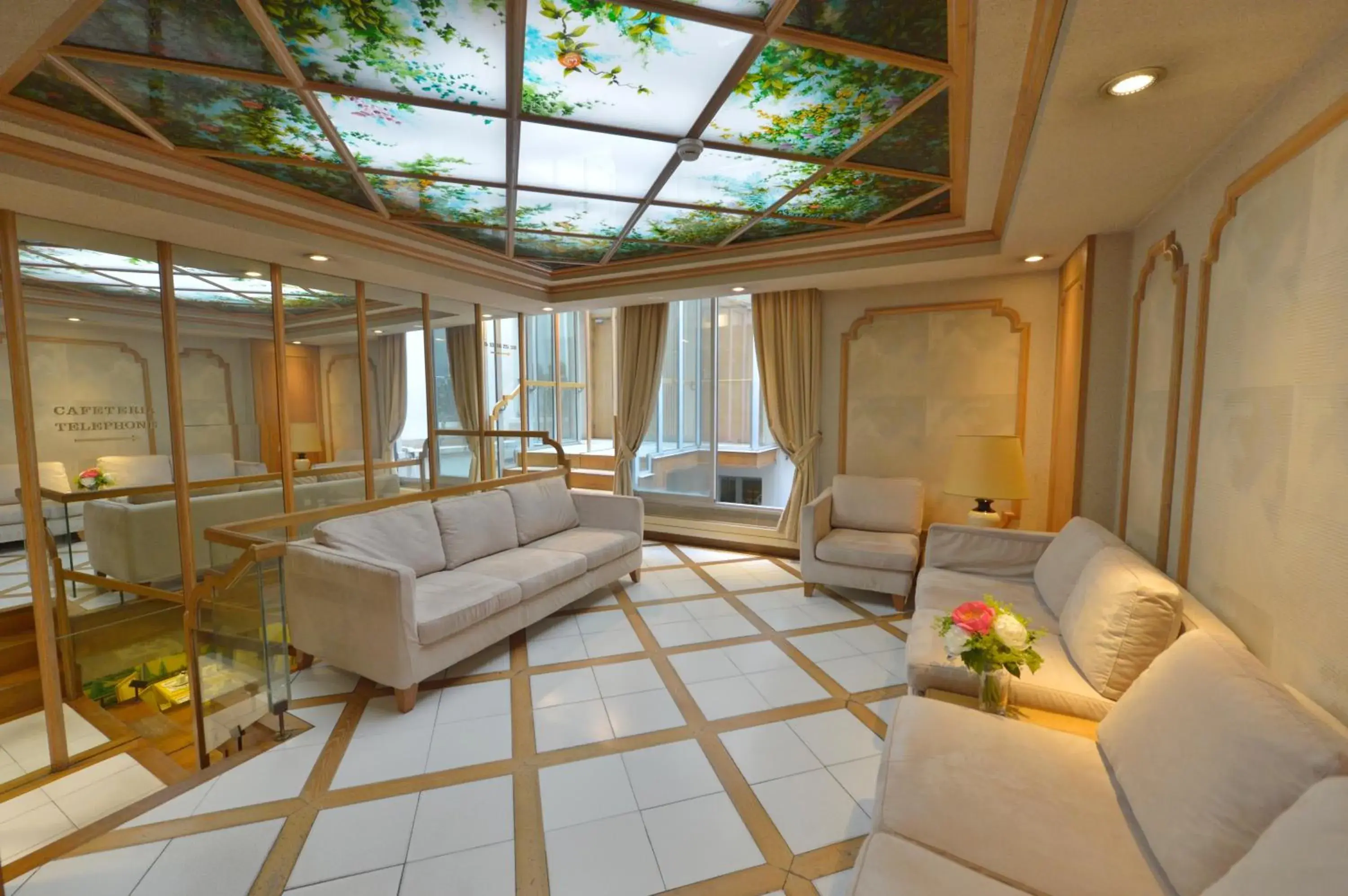 Lobby or reception in Hôtel Renoir Montparnasse Lobby or reception in Hôtel Renoir Montparnasse