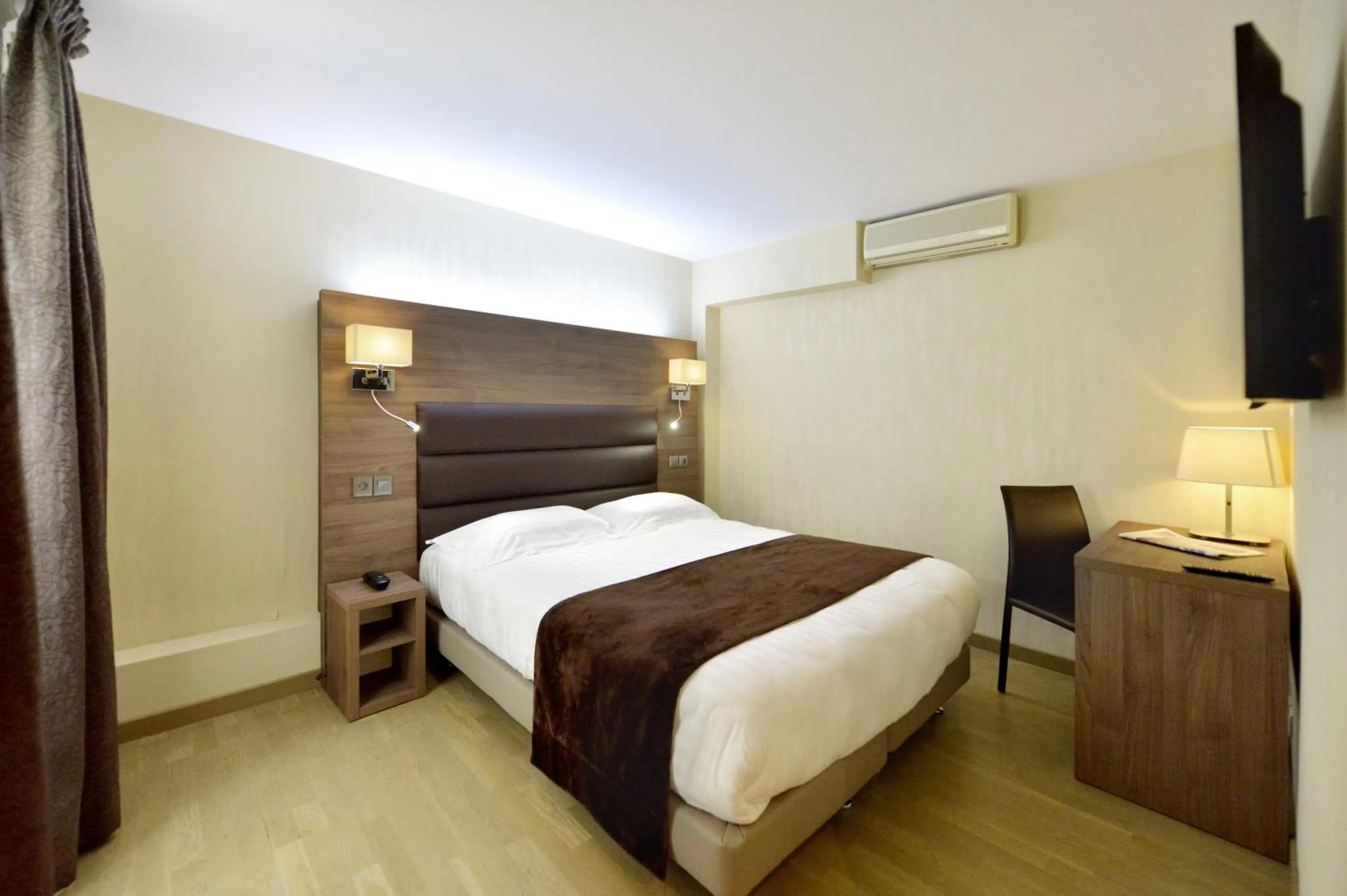 Bed in Hôtel Renoir Montparnasse