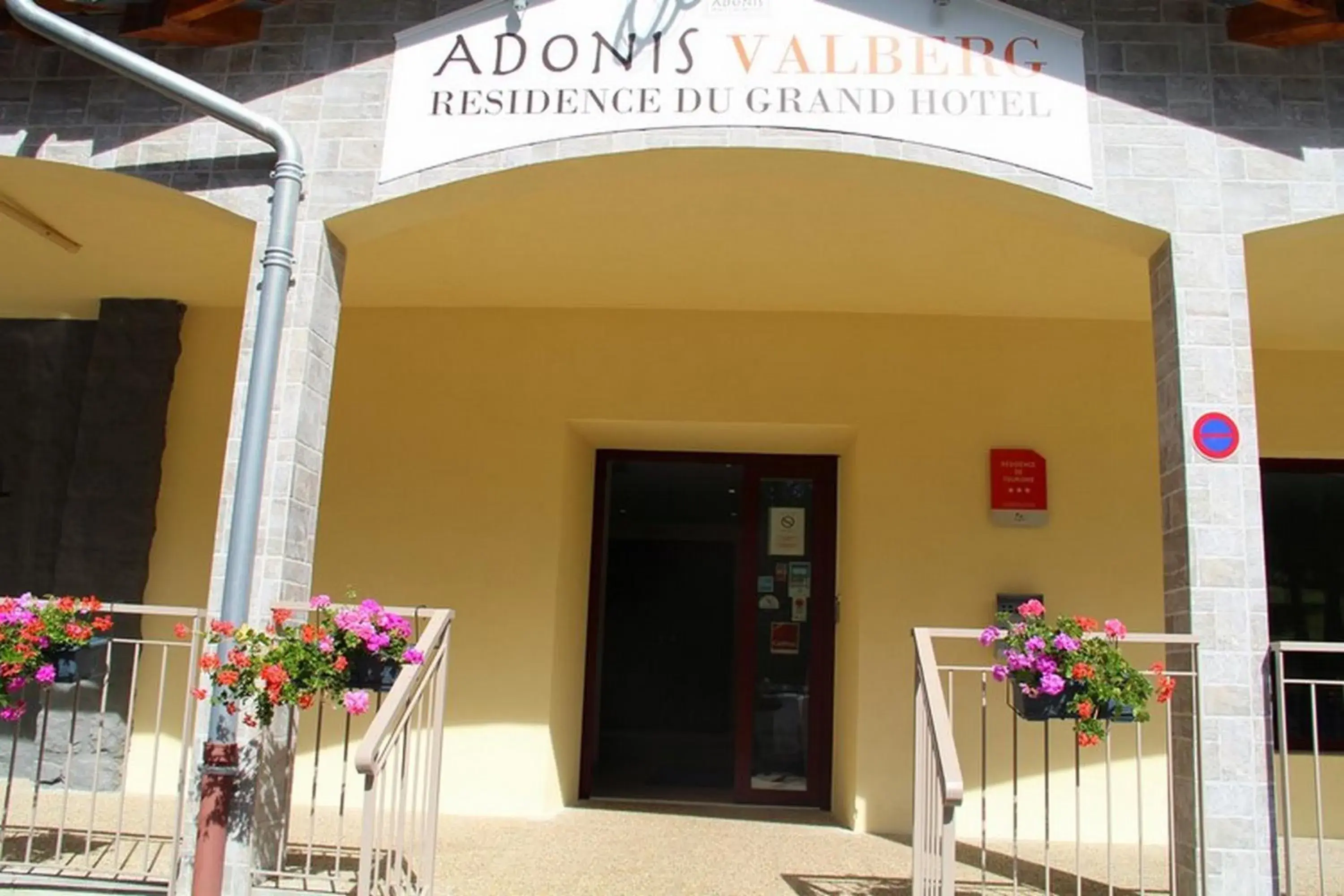 Facade/entrance in Adonis Valberg Facade/entrance in Adonis Valberg