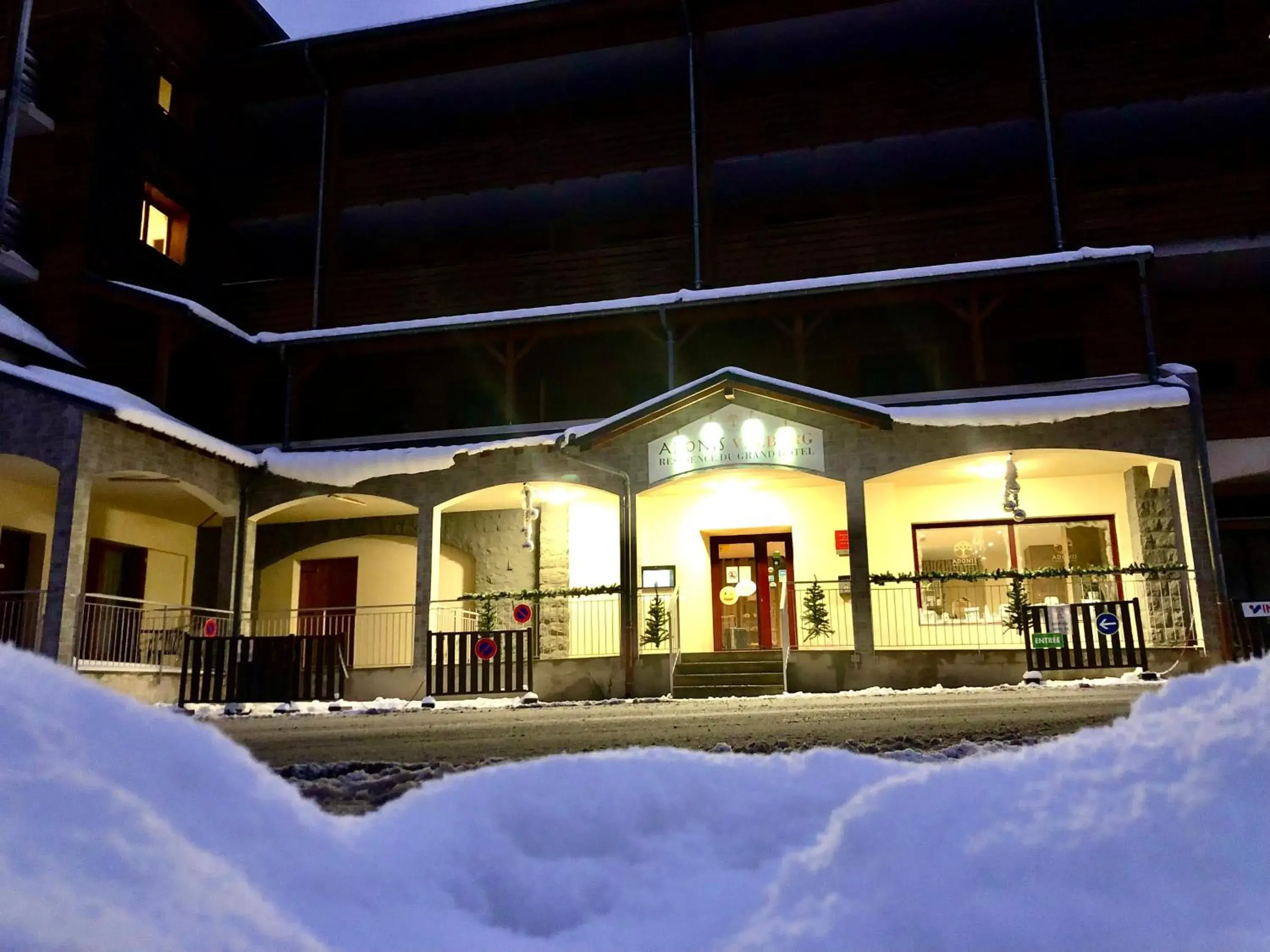 Property building in Adonis Valberg Property building in Adonis Valberg