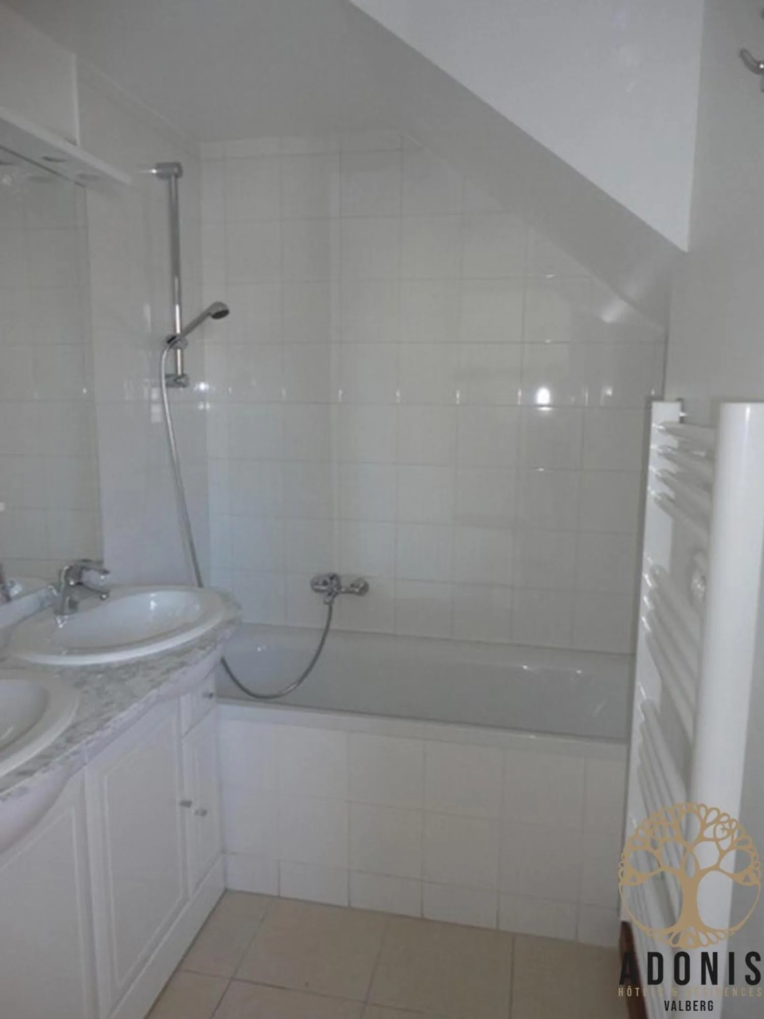 Bathroom in Adonis Valberg