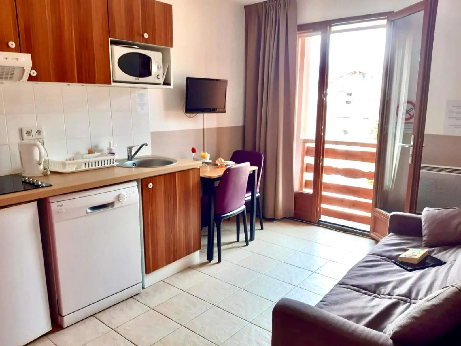 Kitchen or kitchenette in Adonis Valberg