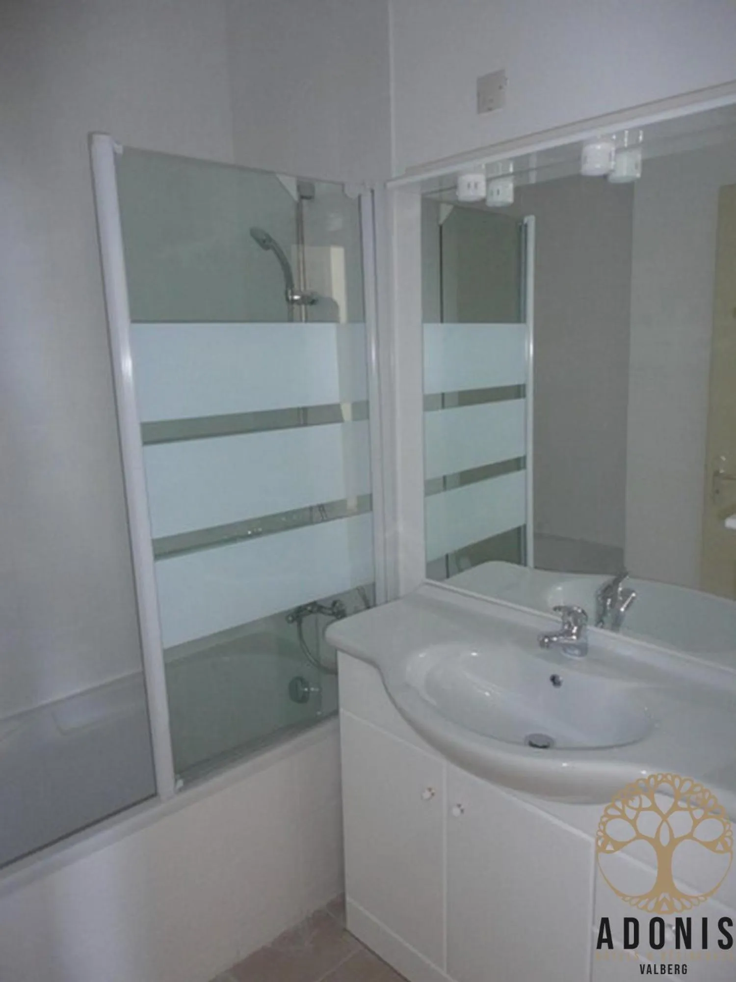 Bathroom in Adonis Valberg