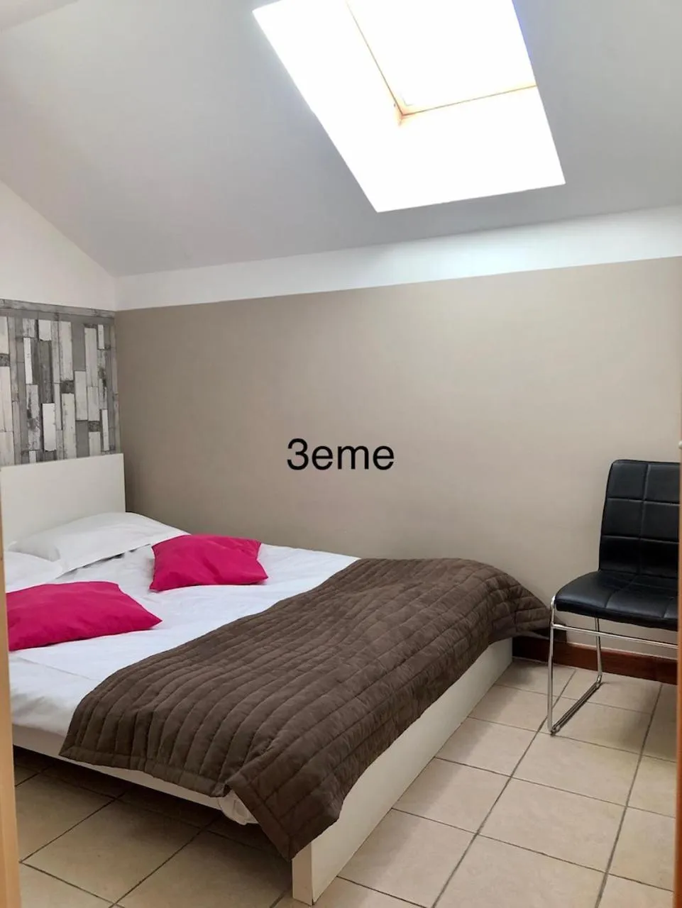 Bedroom, Bed in Adonis Valberg