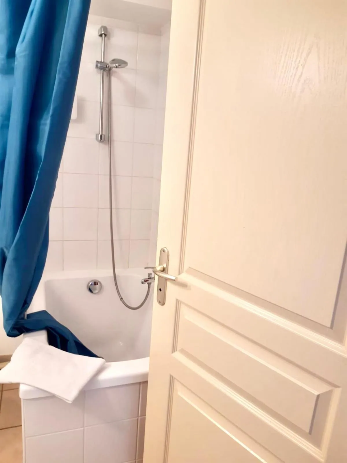 Bathroom in Adonis Valberg