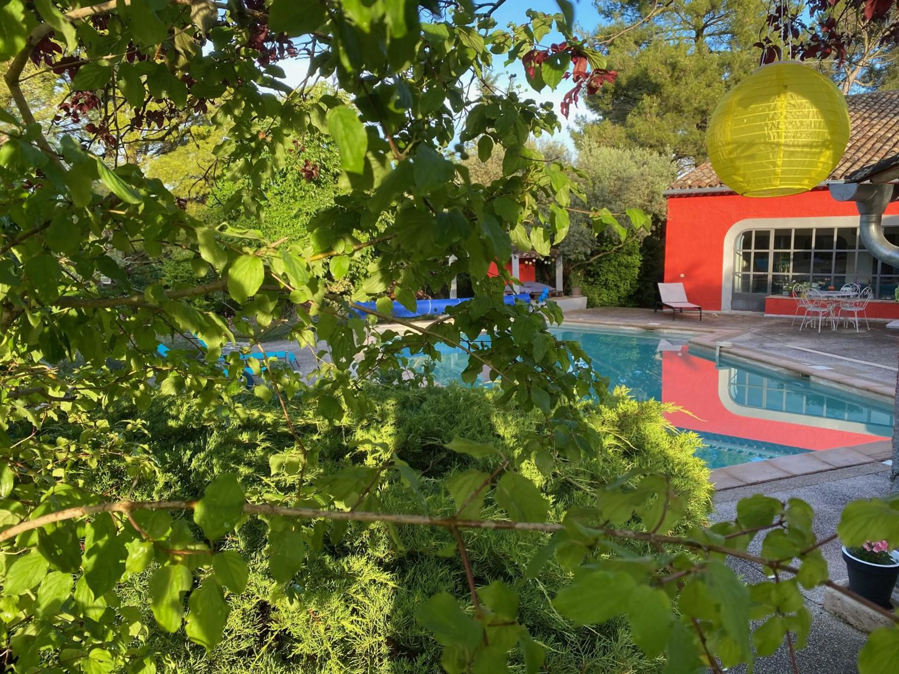 Pool view in Le mas de la diligence