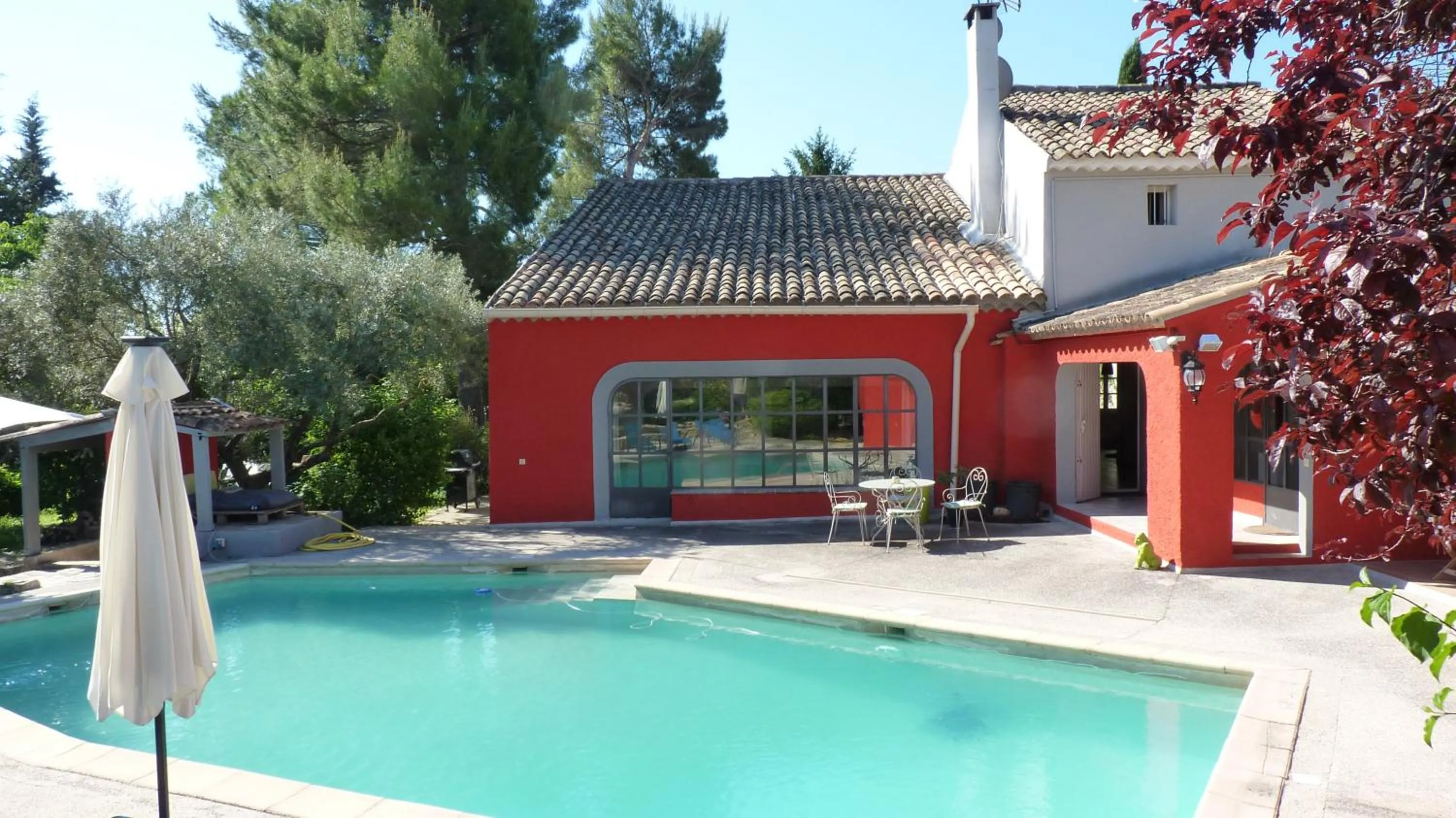 Pool view in Le mas de la diligence