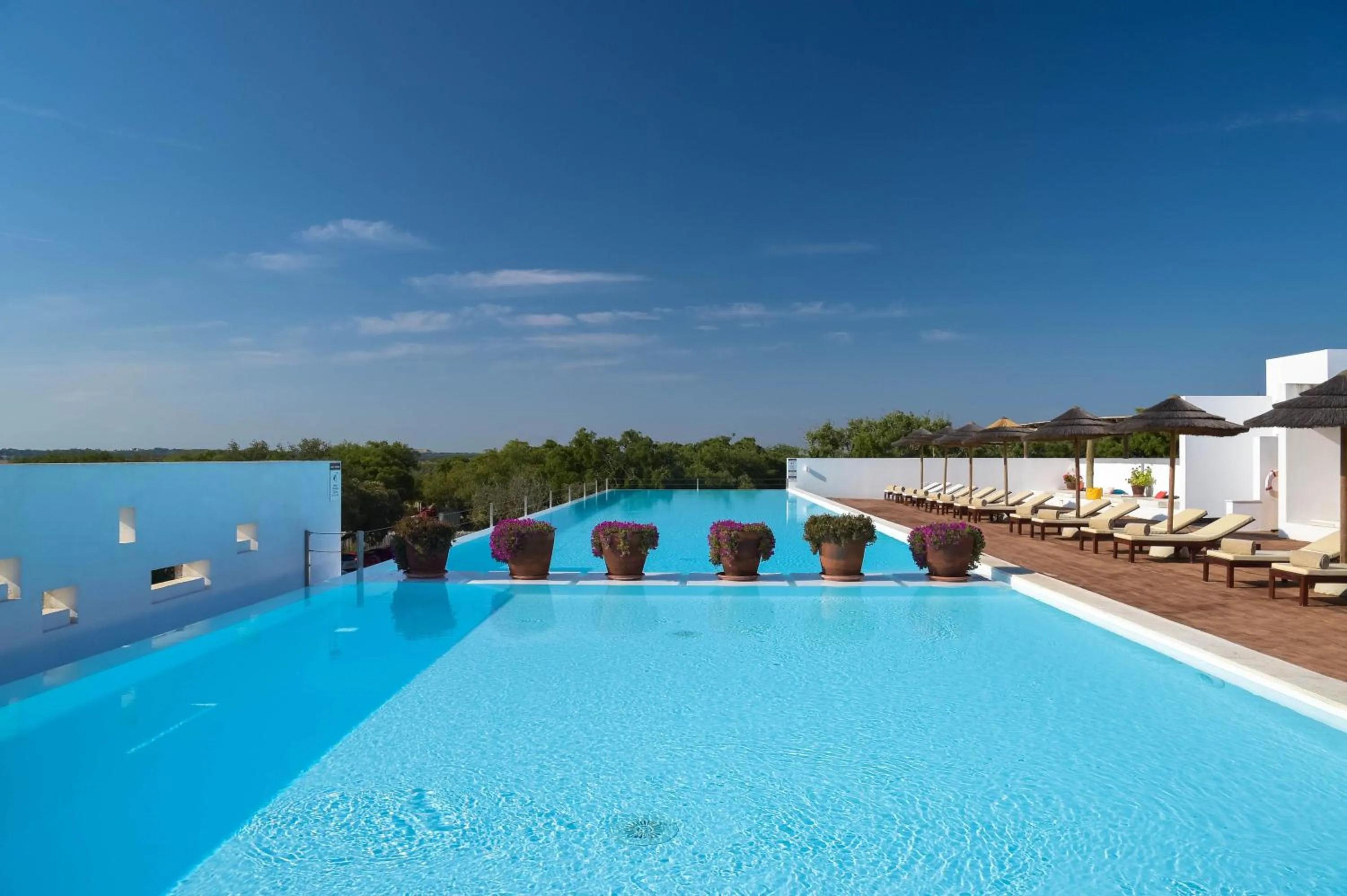 Swimming pool in The Lince Ecorkhotel Évora