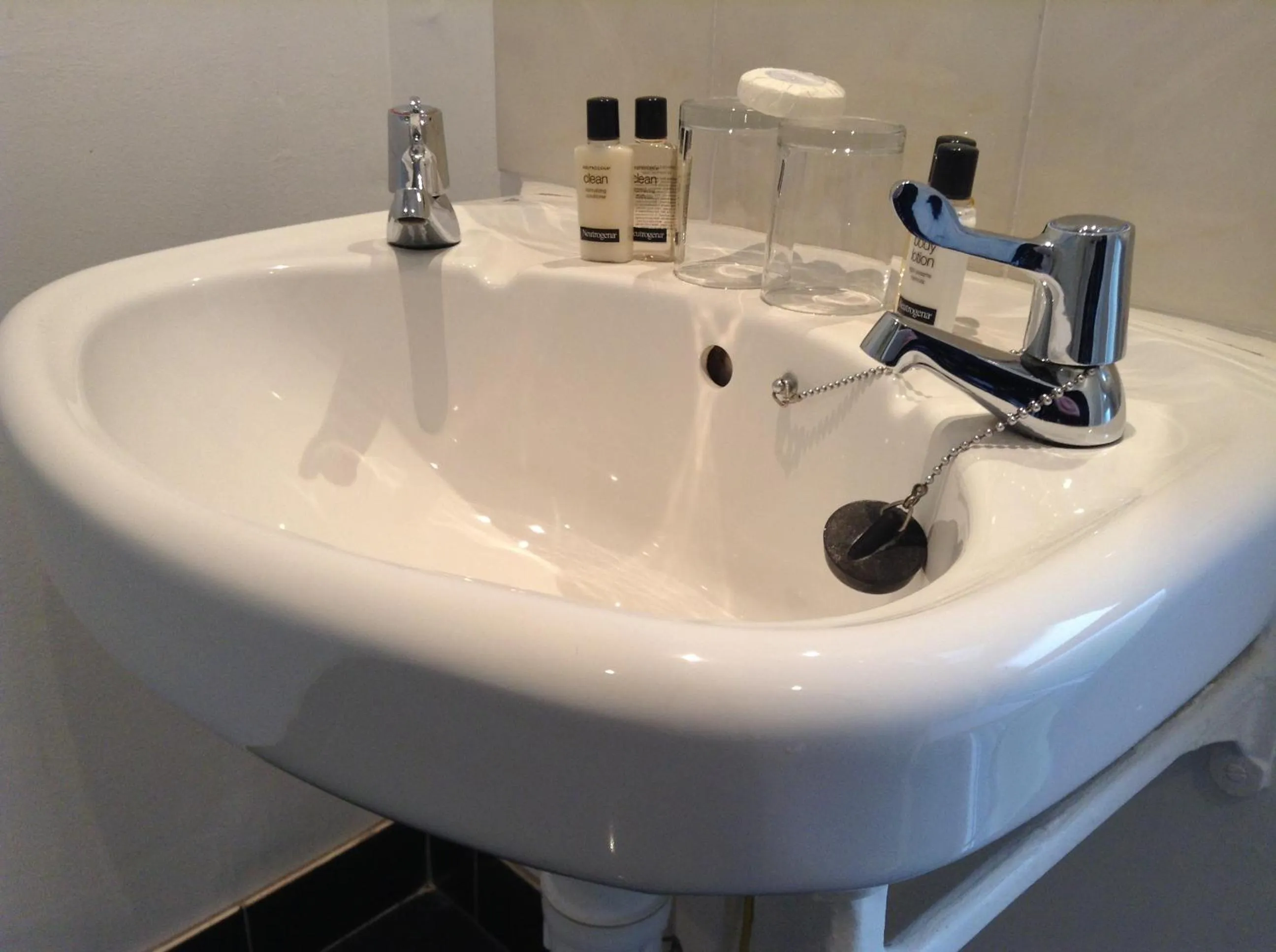 Bathroom in Drumoig Golf Hotel