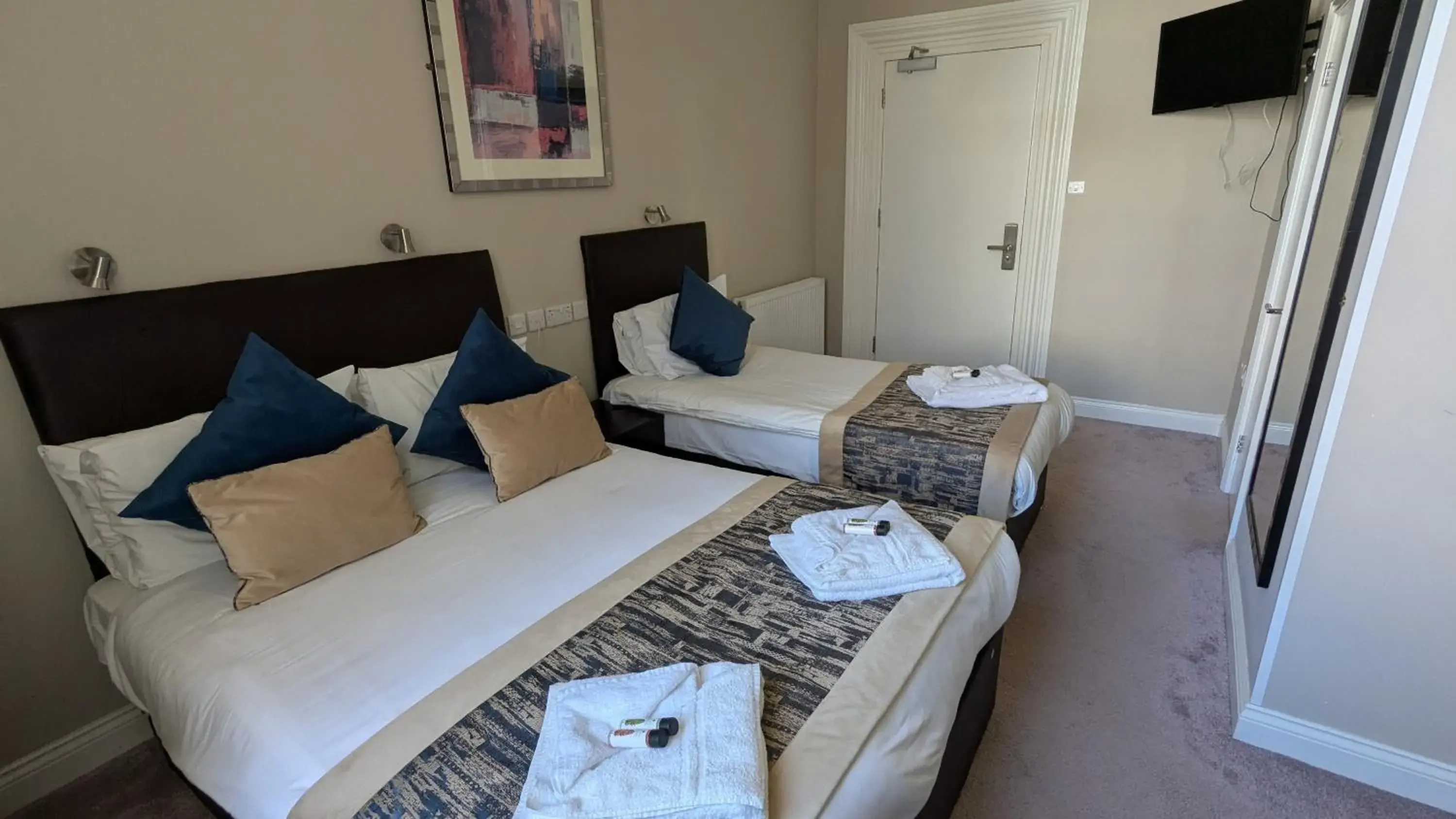 Standard Triple Room in Alexandra Hotel Standard Triple Room in Alexandra Hotel