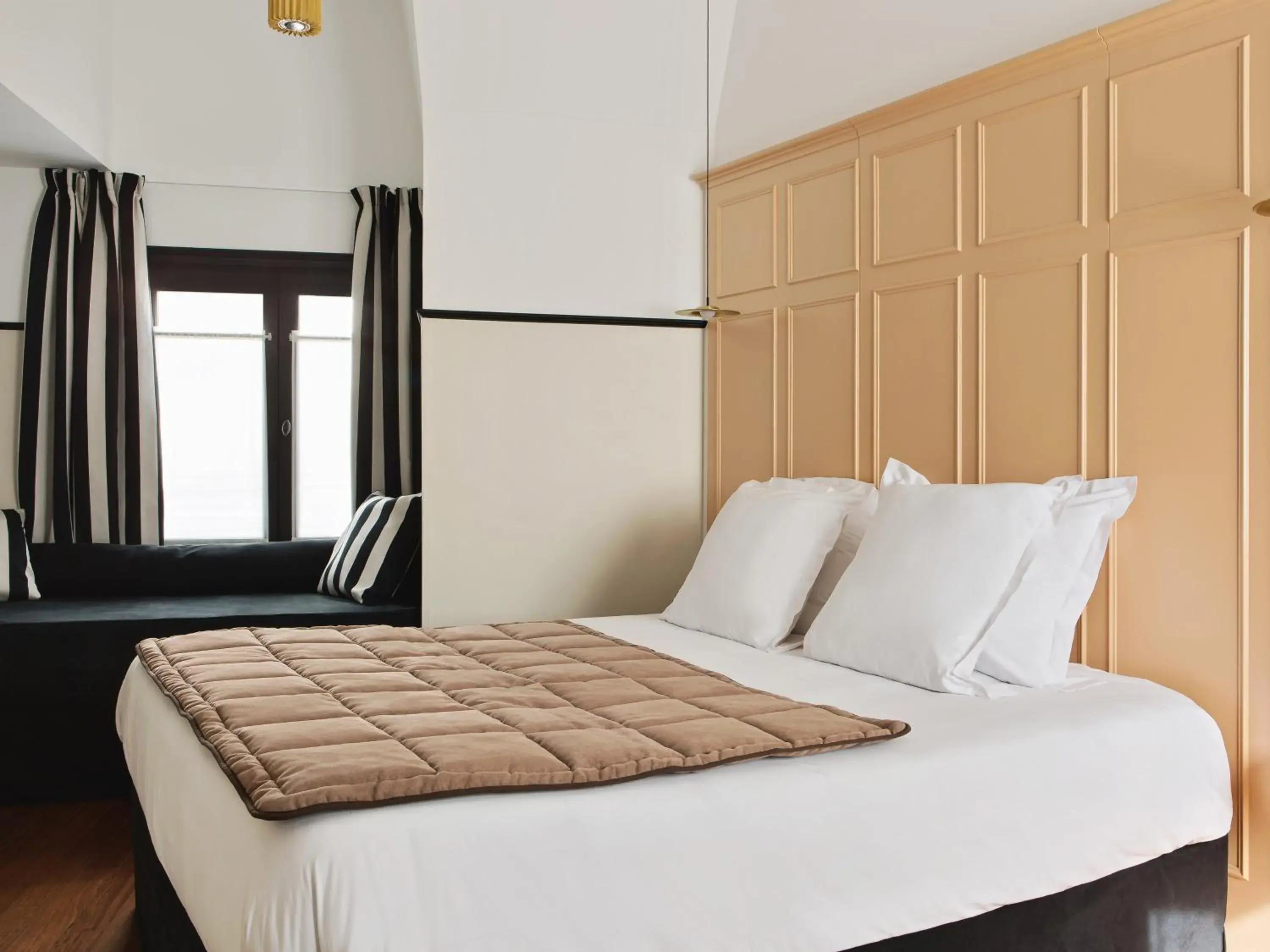 Bedroom, Bed in New Hotel Lafayette Bedroom, Bed in New Hotel Lafayette