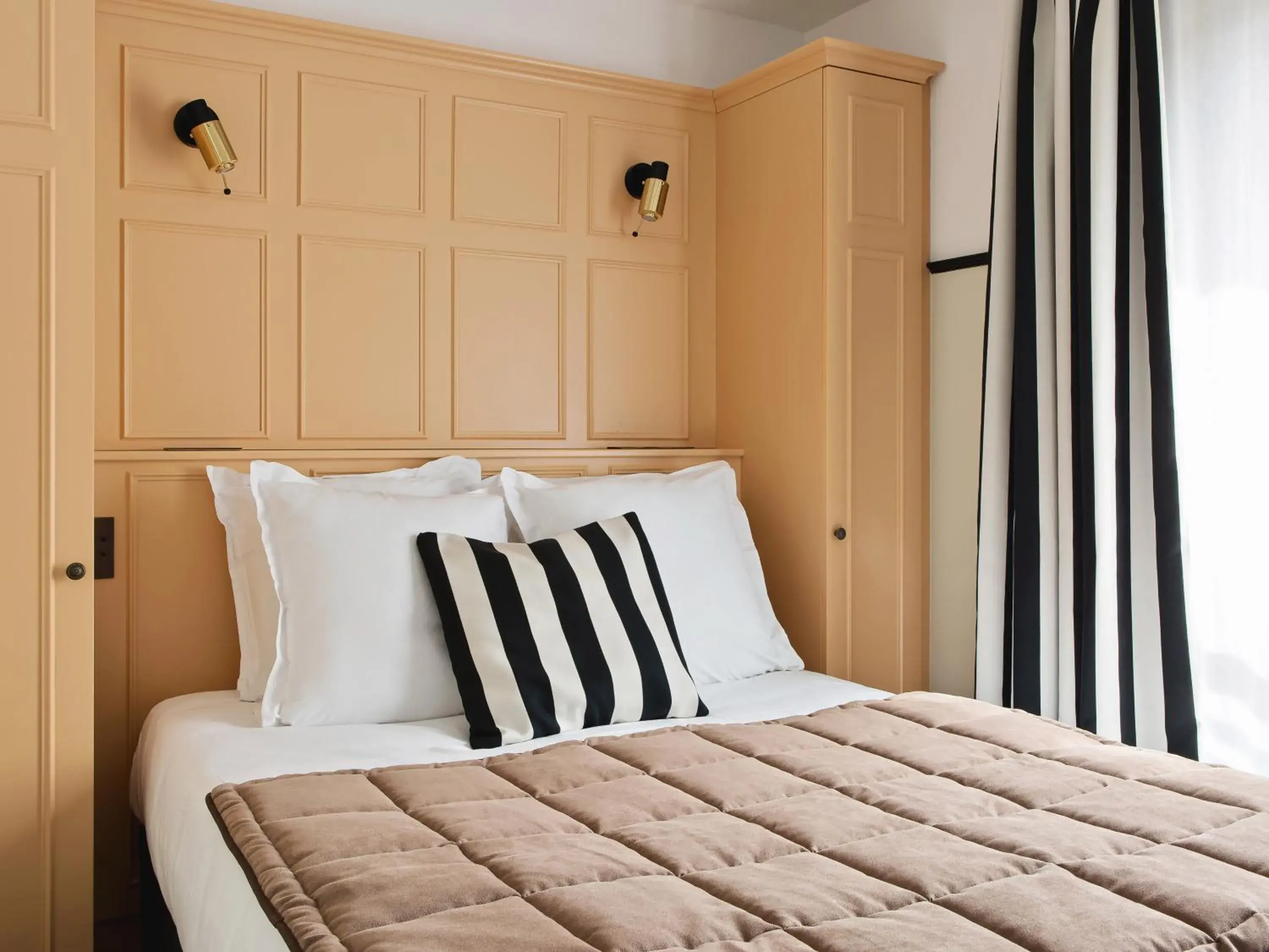 Bedroom, Bed in New Hotel Lafayette Bedroom, Bed in New Hotel Lafayette