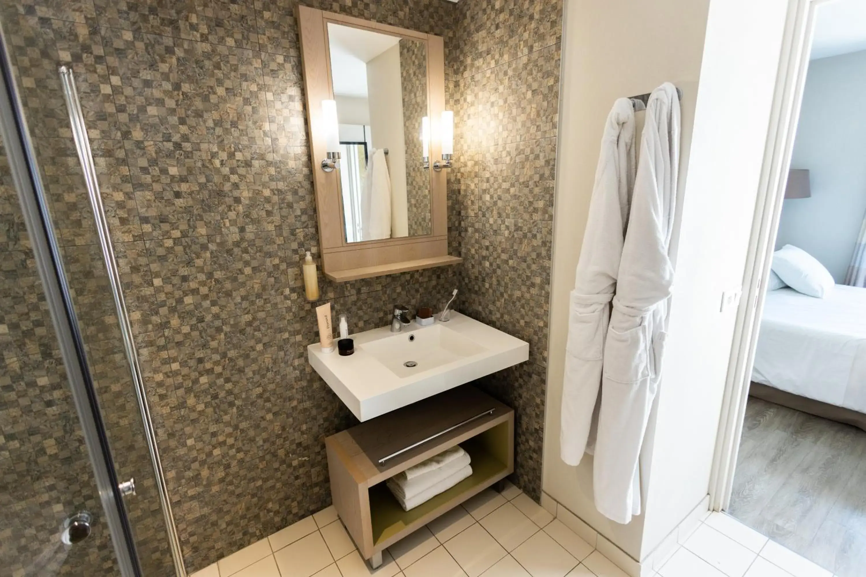 Shower, Bed in Résidence b'o cottage - b'o resort thermal & spa Shower, Bed in Résidence b'o cottage - b'o resort thermal & spa