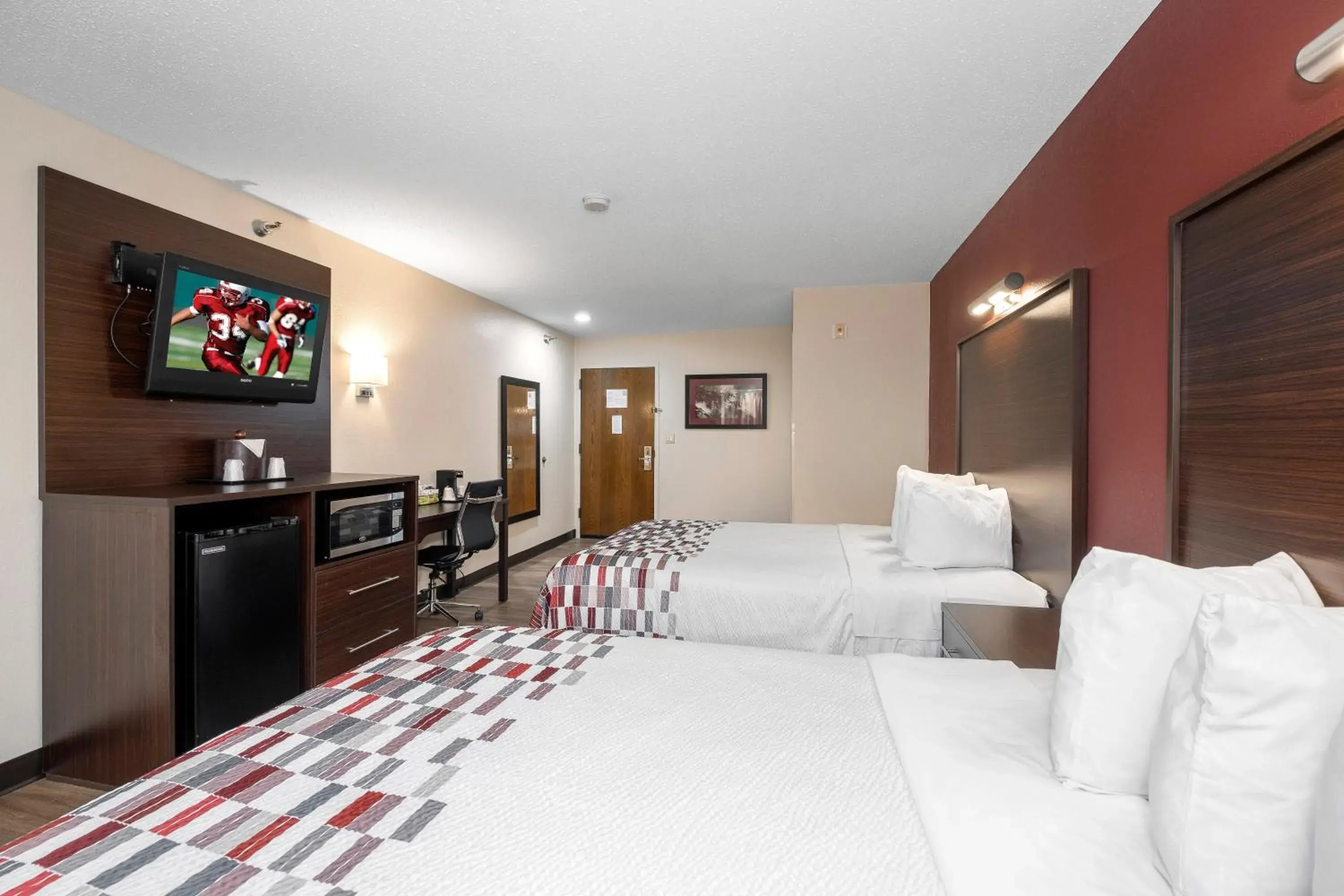 Photo of the whole room, Bed in Red Roof Inn Springfield, MO Photo of the whole room, Bed in Red Roof Inn Springfield, MO