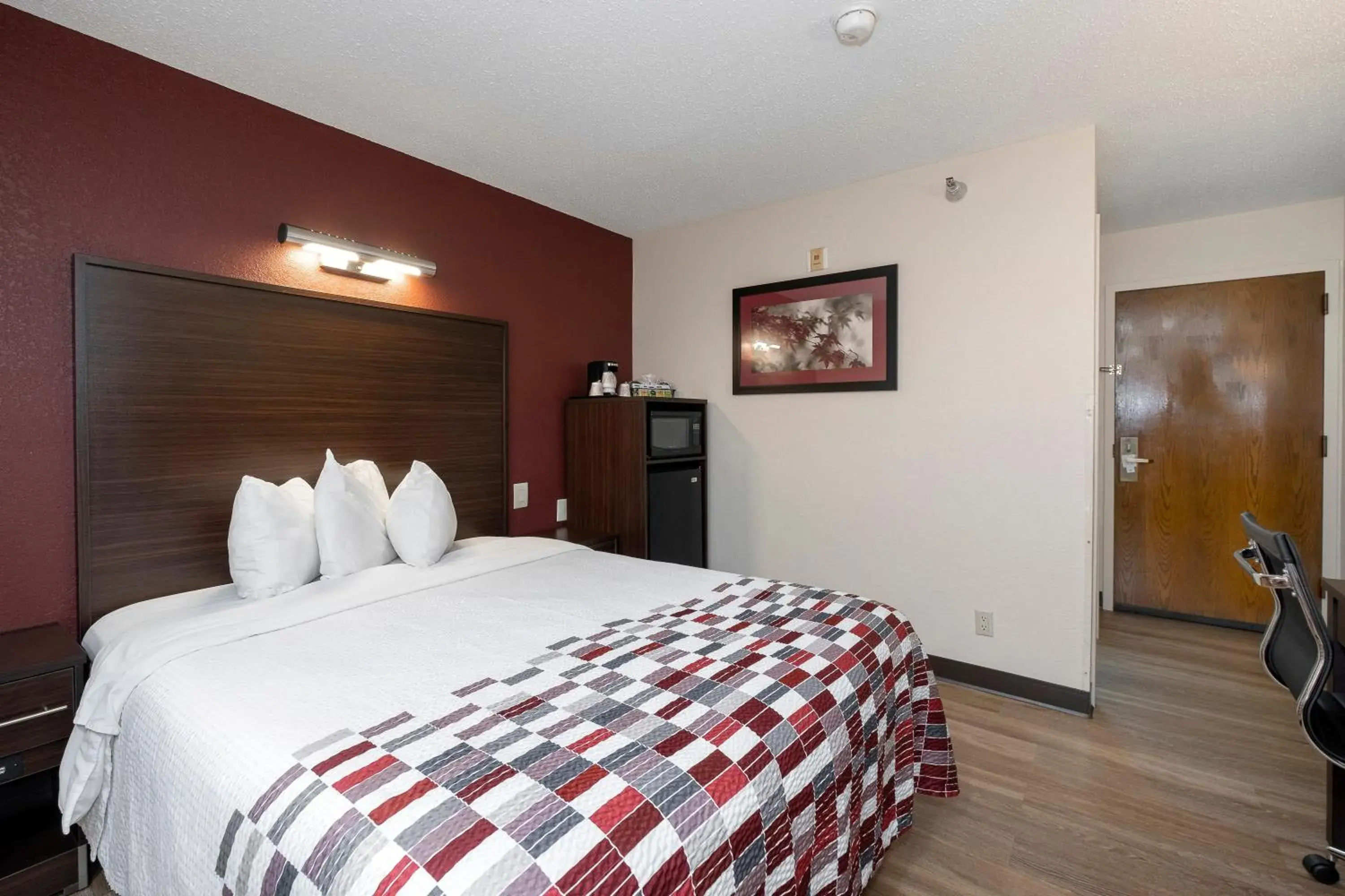 Photo of the whole room, Bed in Red Roof Inn Springfield, MO Photo of the whole room, Bed in Red Roof Inn Springfield, MO