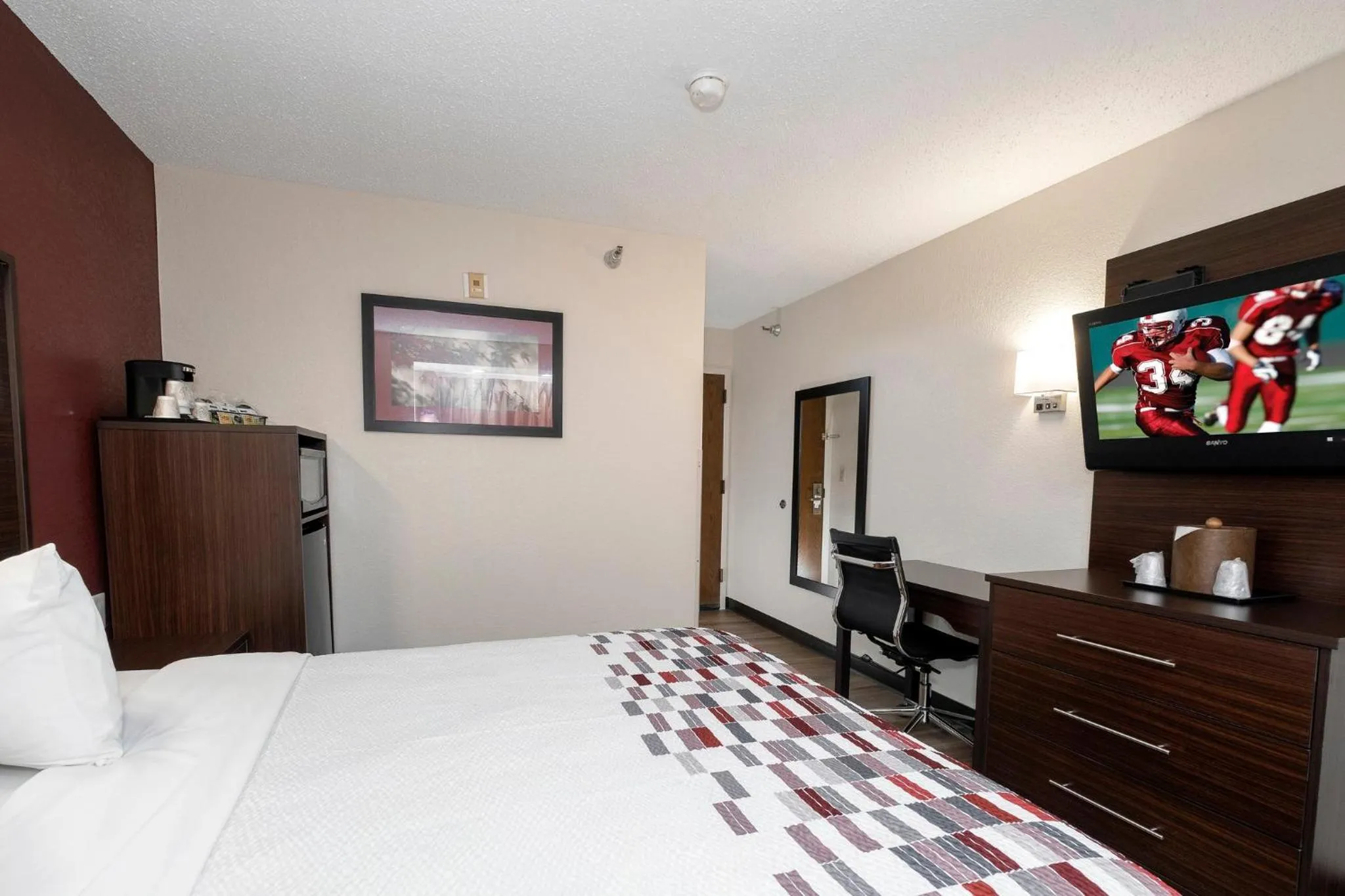 Photo of the whole room, Bed in Red Roof Inn Springfield, MO