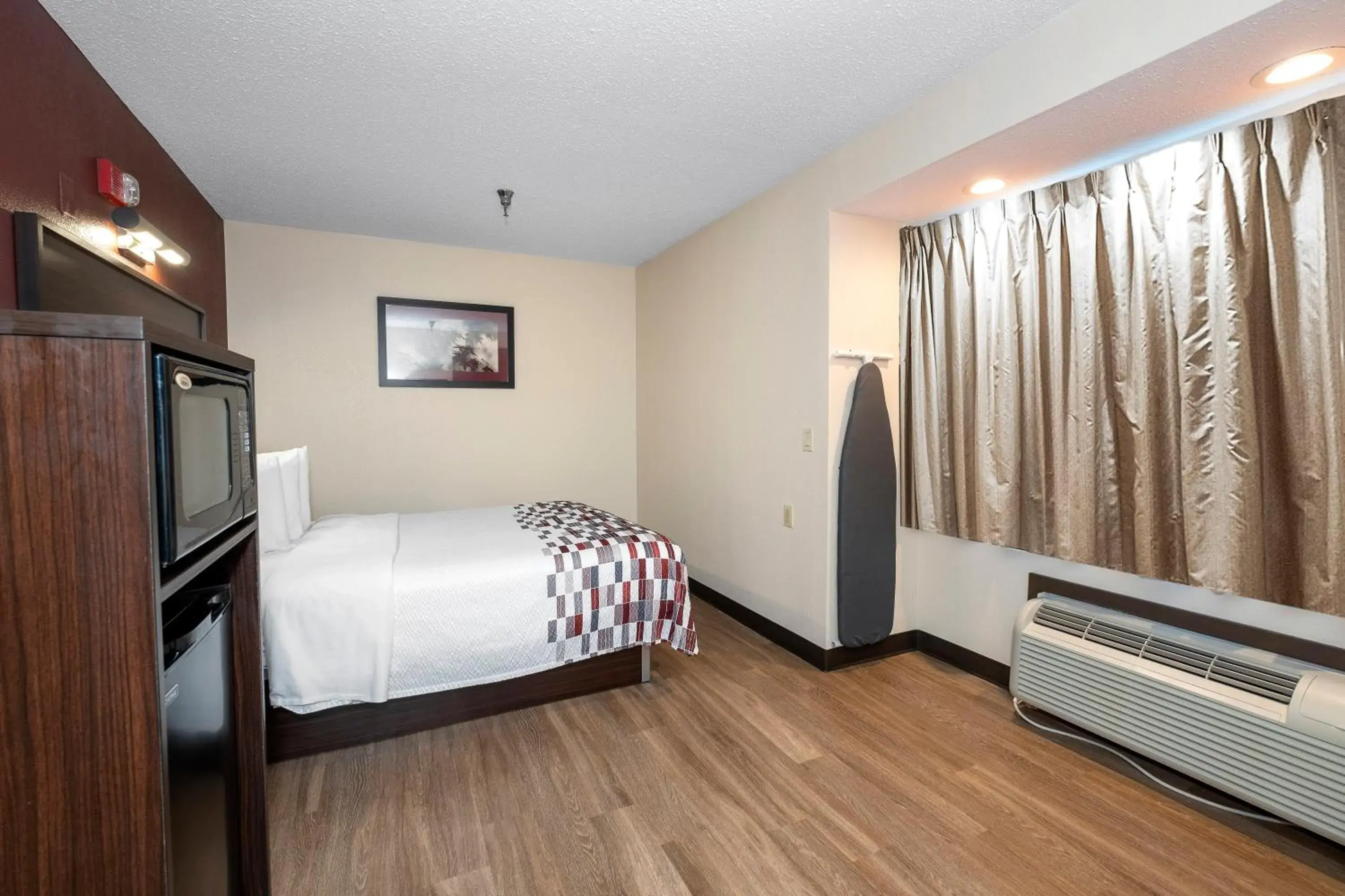 Photo of the whole room, Bed in Red Roof Inn Springfield, MO Photo of the whole room, Bed in Red Roof Inn Springfield, MO