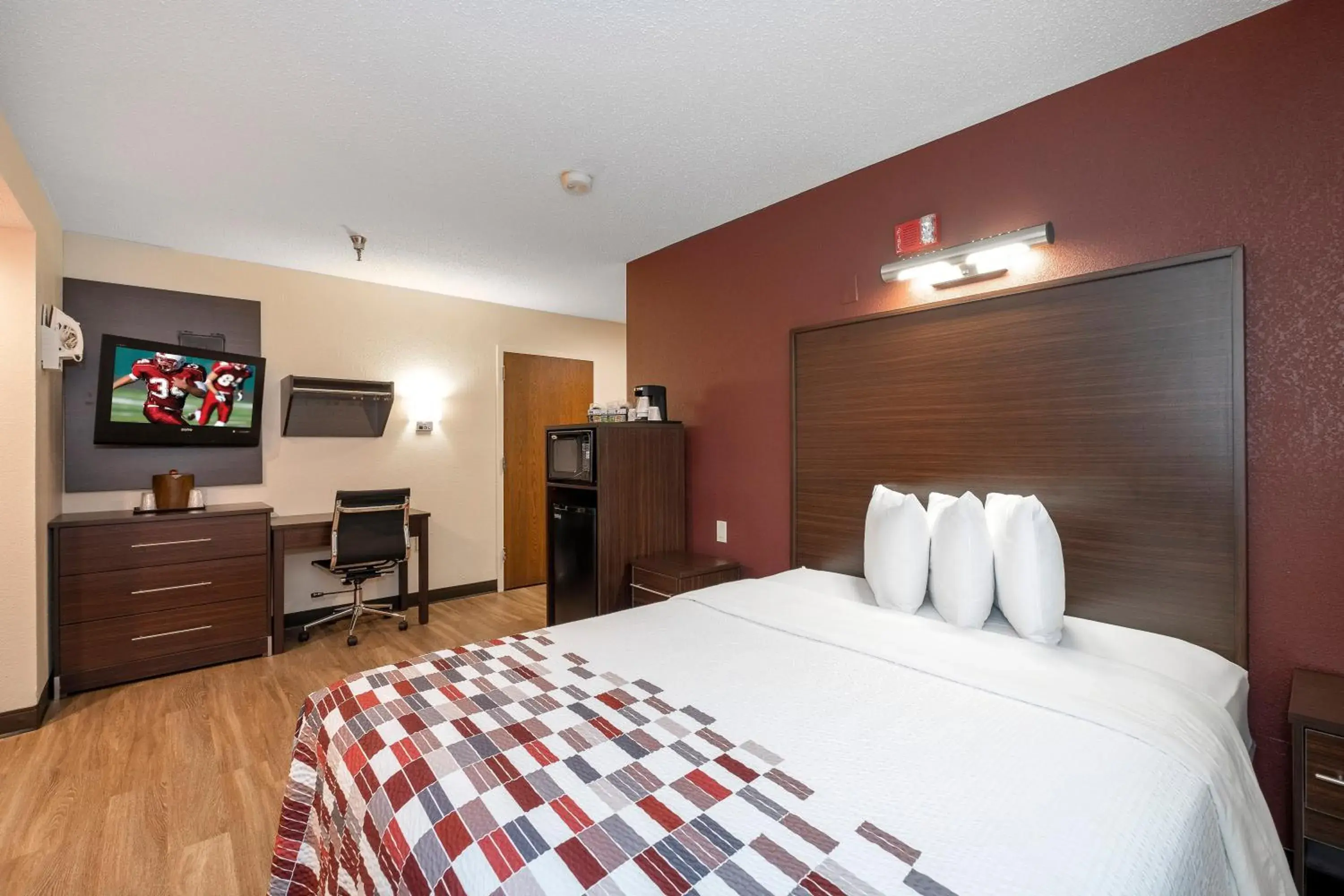 Photo of the whole room, Bed in Red Roof Inn Springfield, MO Photo of the whole room, Bed in Red Roof Inn Springfield, MO