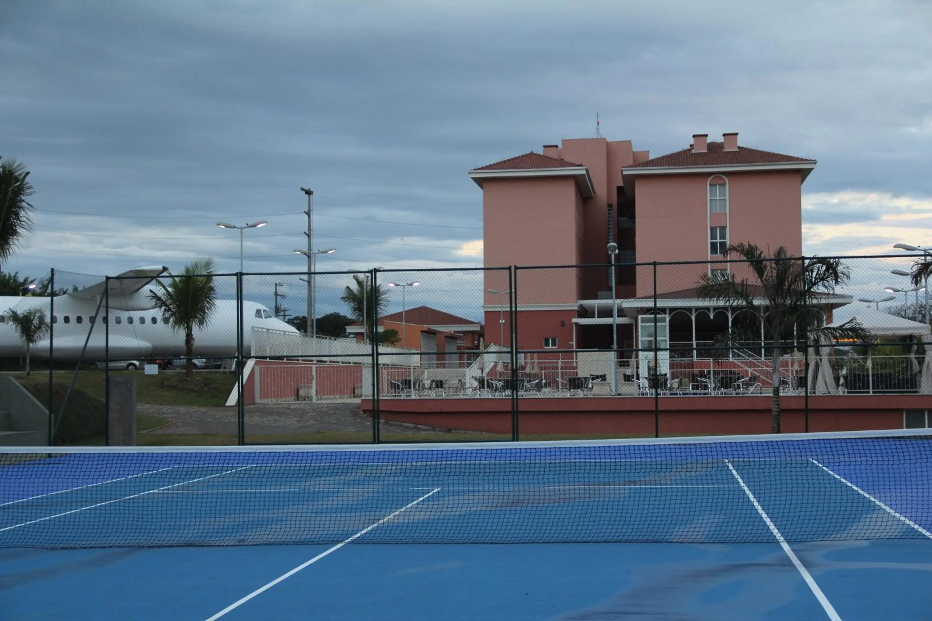 Tennis court in The Hill Hotéis Executive