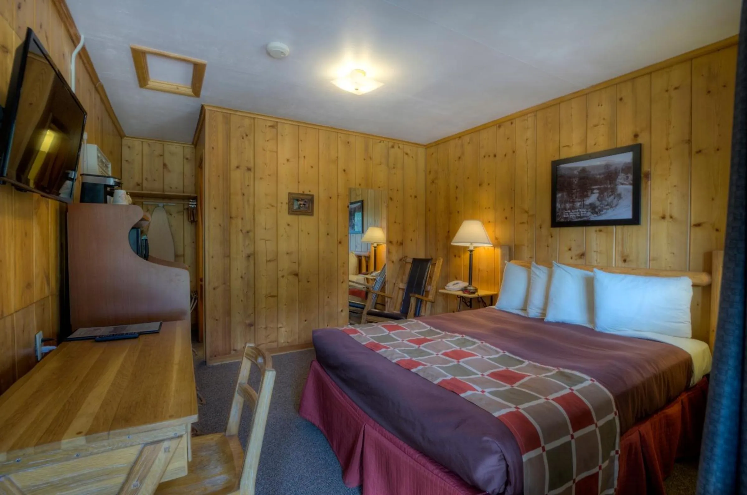 Photo of the whole room, Bed in Powder House Lodge