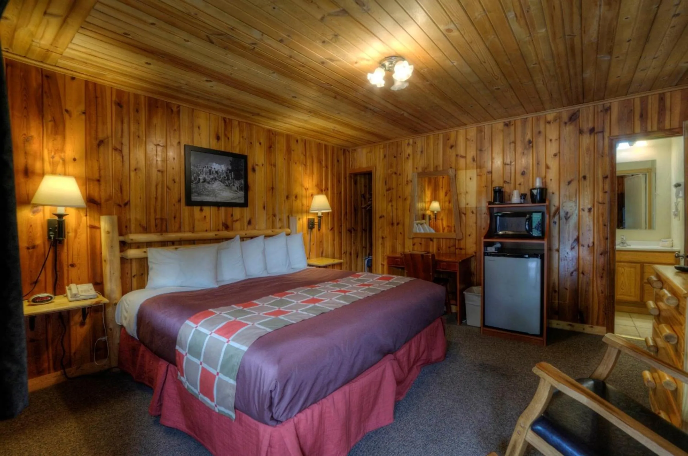 Photo of the whole room, Bed in Powder House Lodge